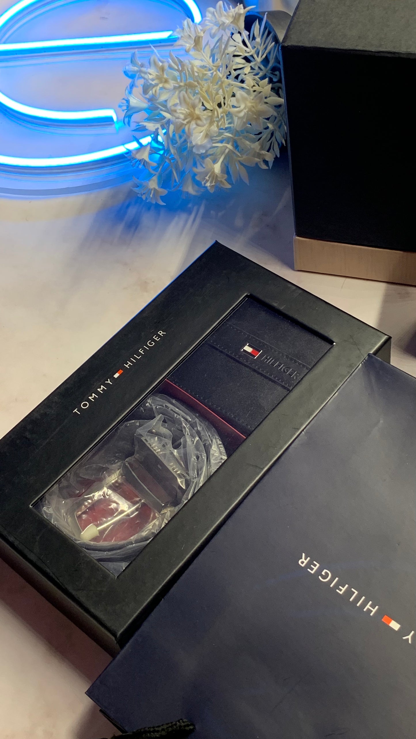 Tommy Hilfiger Wallet & Double Face Belt Set