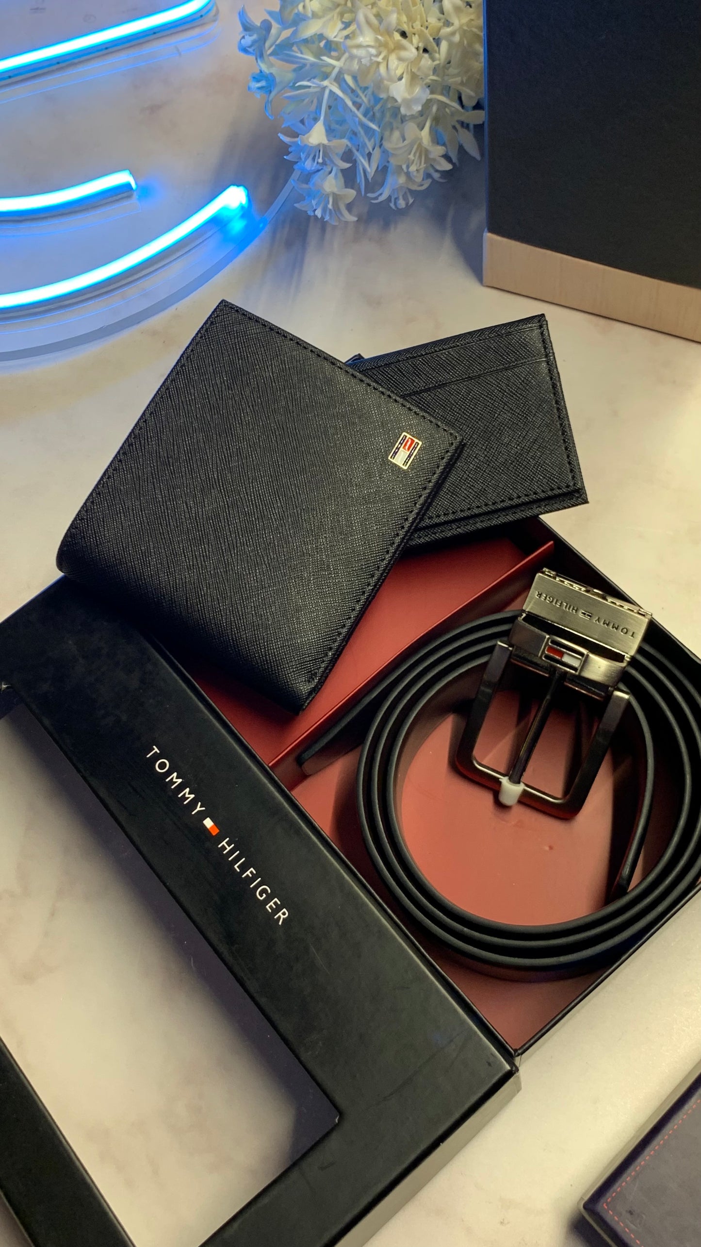 Tommy Hilfiger wallet & double face belt set