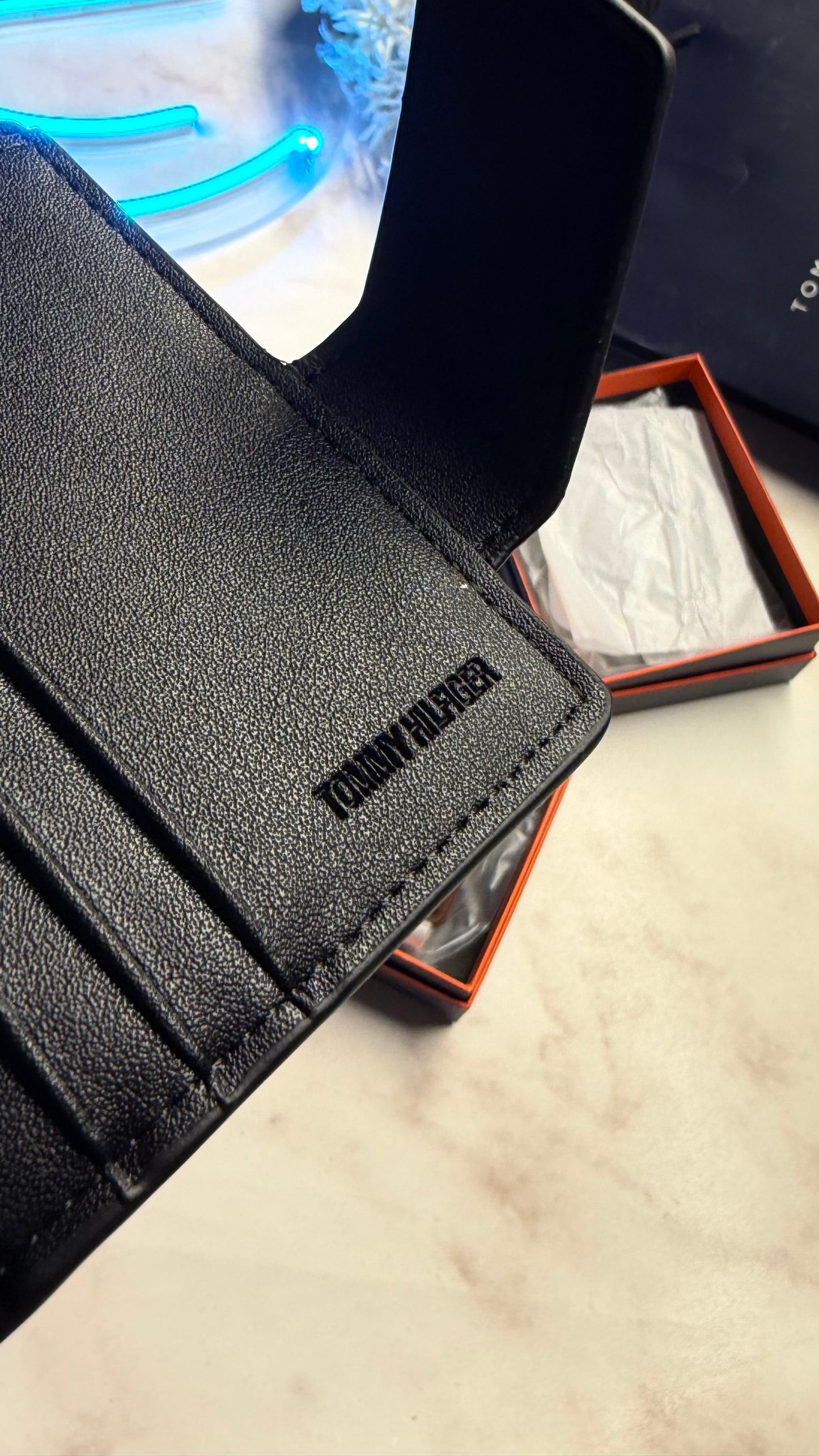 Tommy Hilfiger Bifold Cardholder - Magnetic Closure