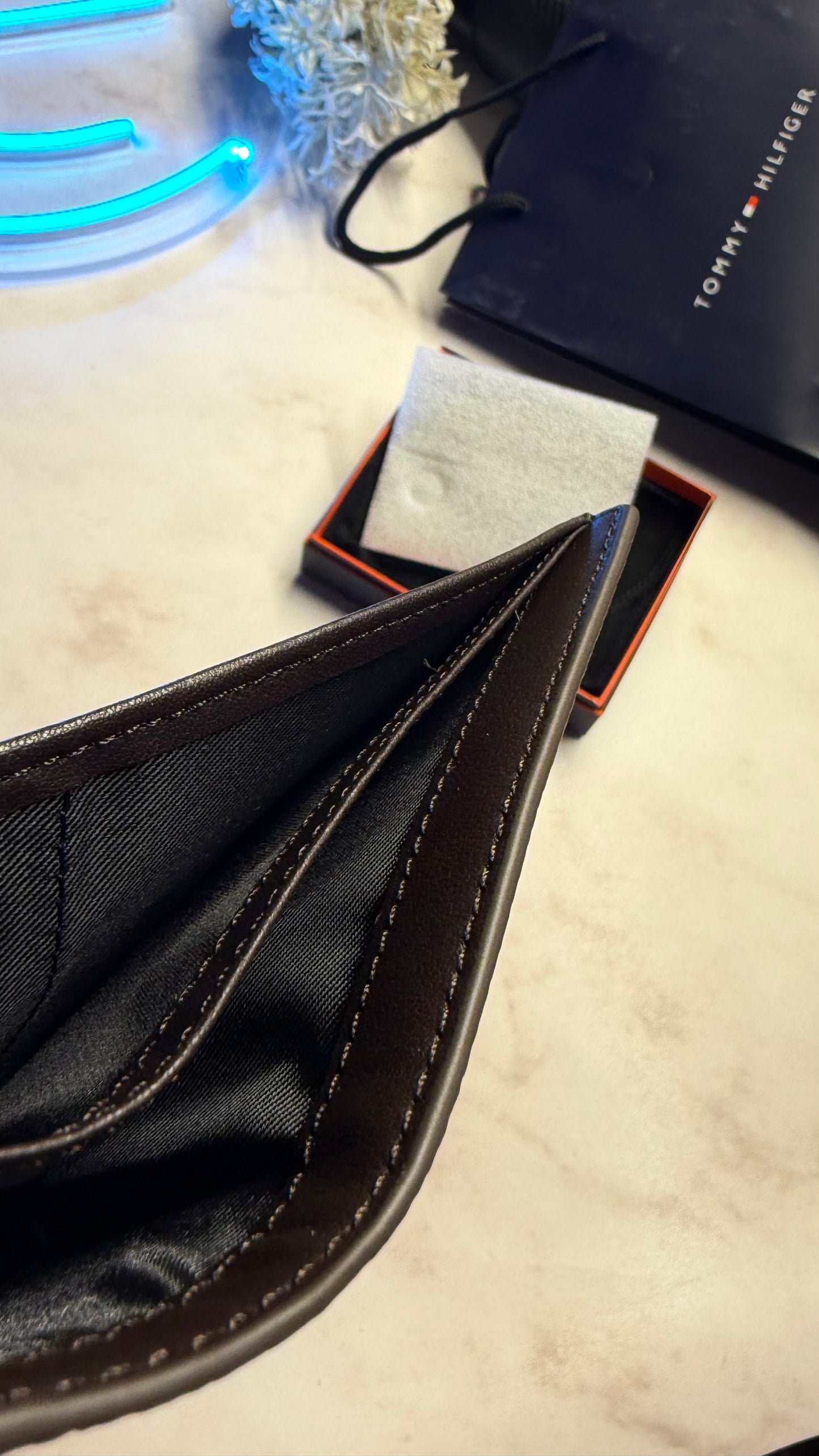 Tommy Hilfiger Men’s Wallet - Magnetic Closure | RFID Protection - Brown