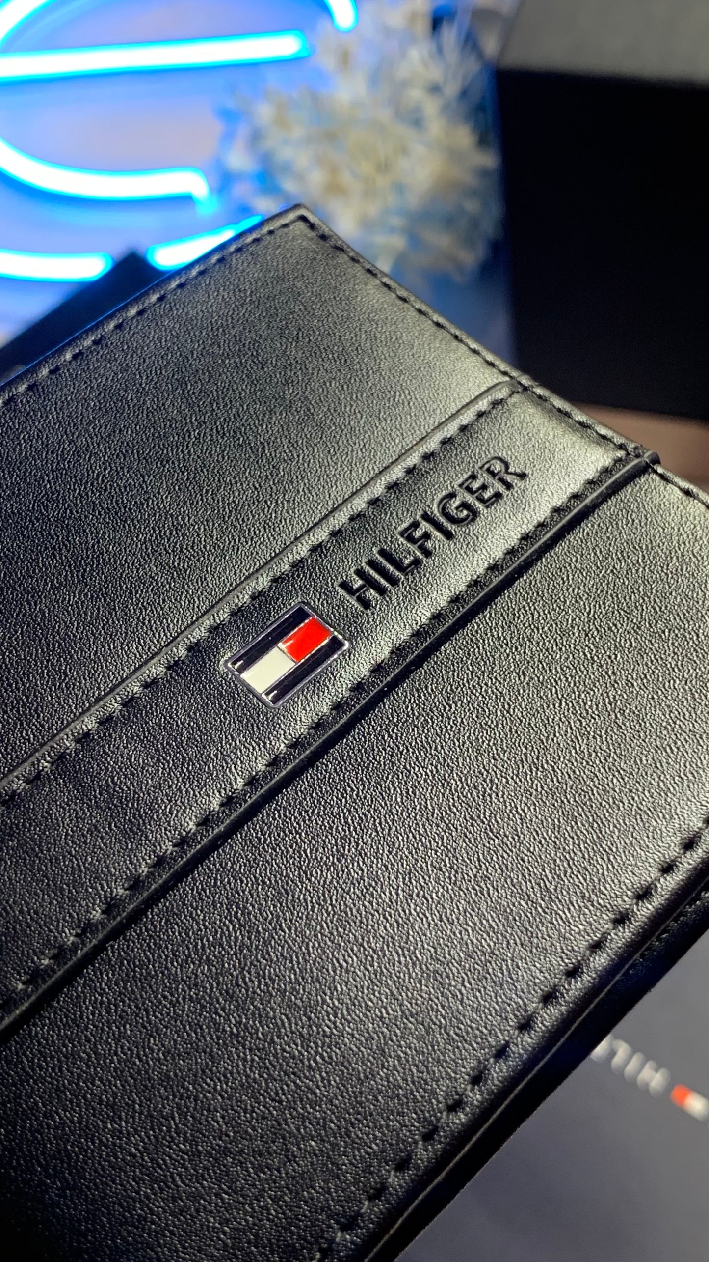 Tommy Hilfiger Wallet & Double Face Belt Set