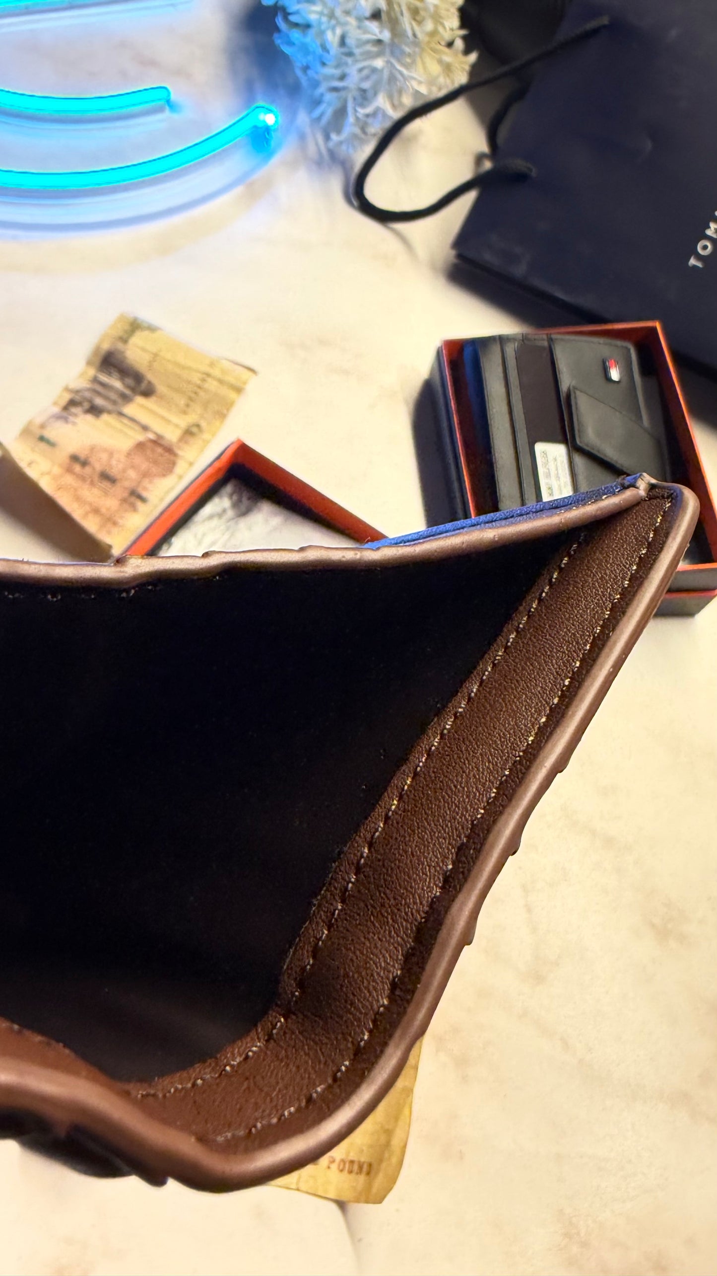 Tommy Hilfiger Men’s Bifold Cardholder - Magnetic Closure - Brown
