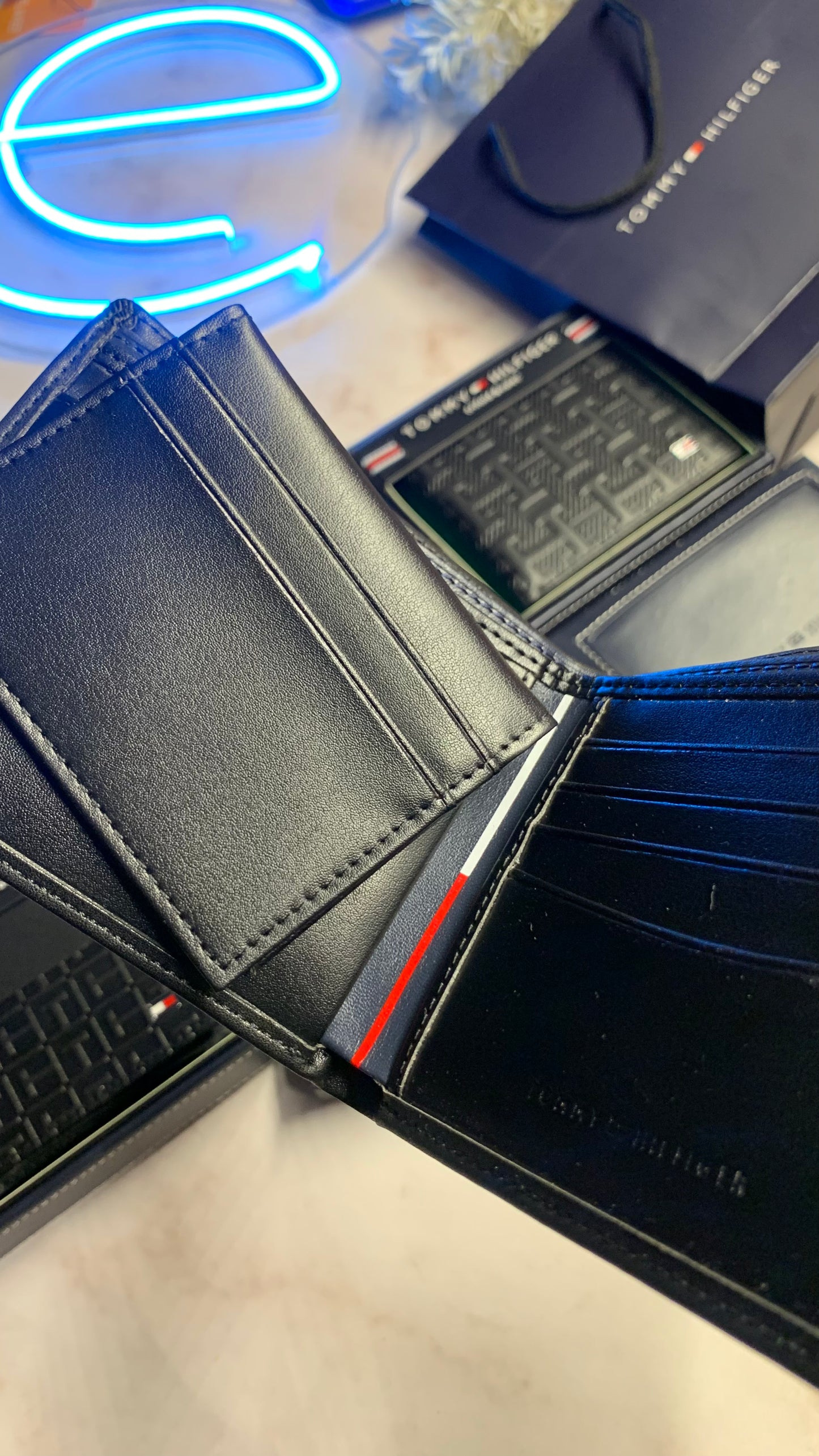 Tommy Hilfiger Bifold wallet - Leather box