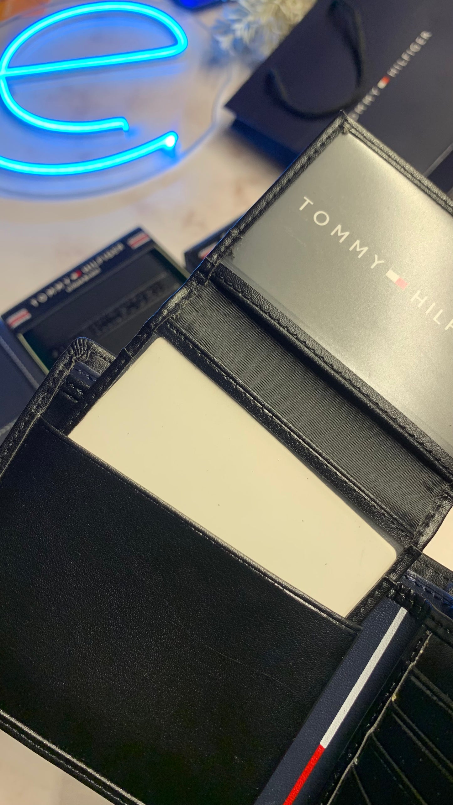 Tommy Hilfiger Bifold wallet - Leather box
