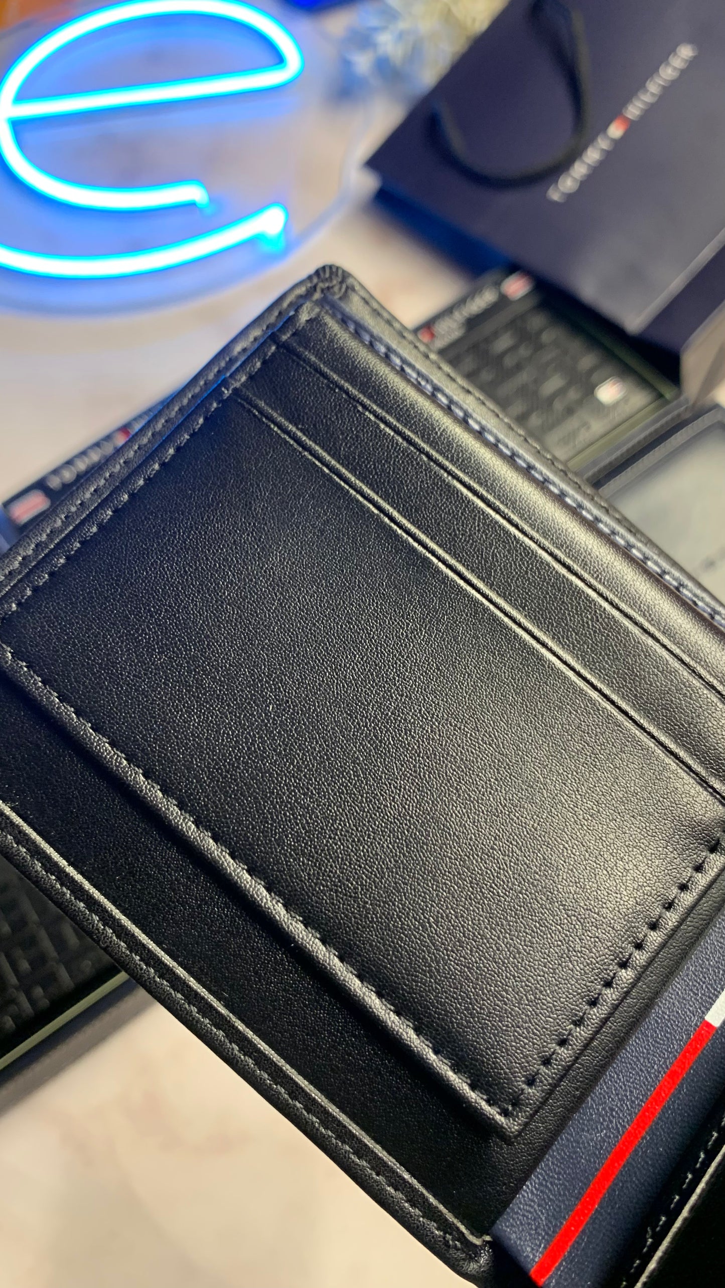 Tommy Hilfiger Bifold wallet - Leather box