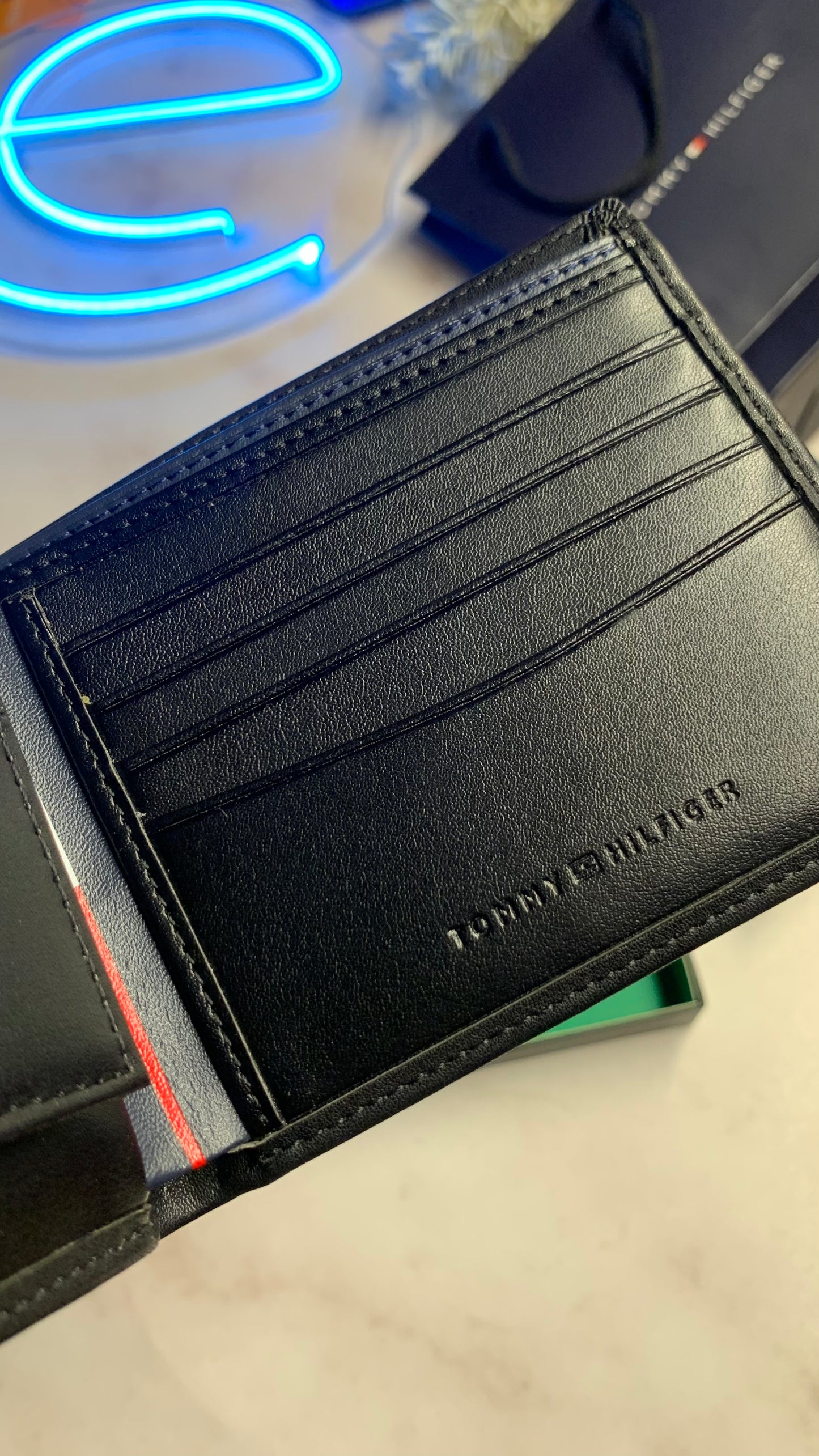 Tommy Hilfiger Bifold wallet - Leather box