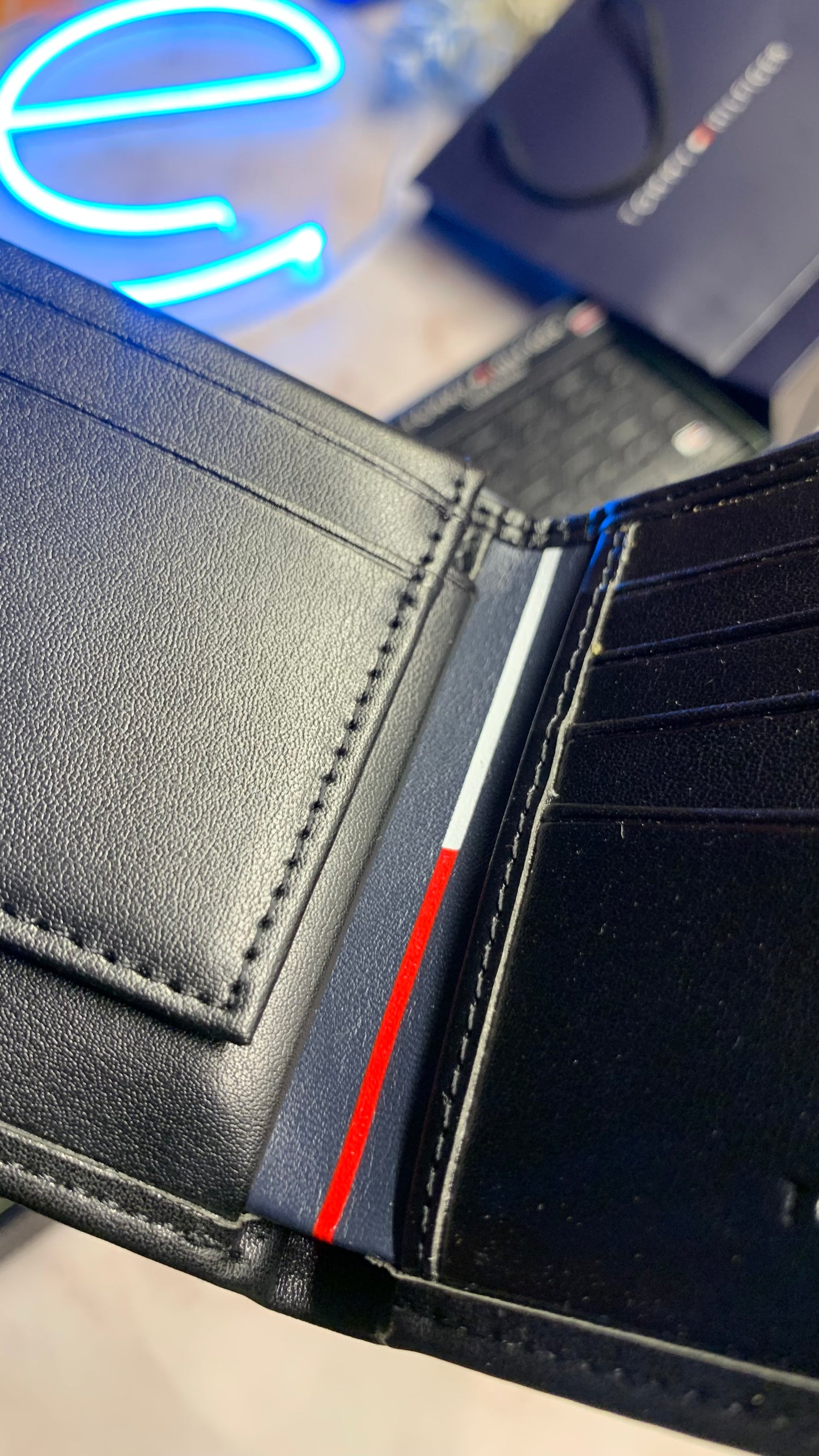 Tommy Hilfiger Bifold wallet - Leather box