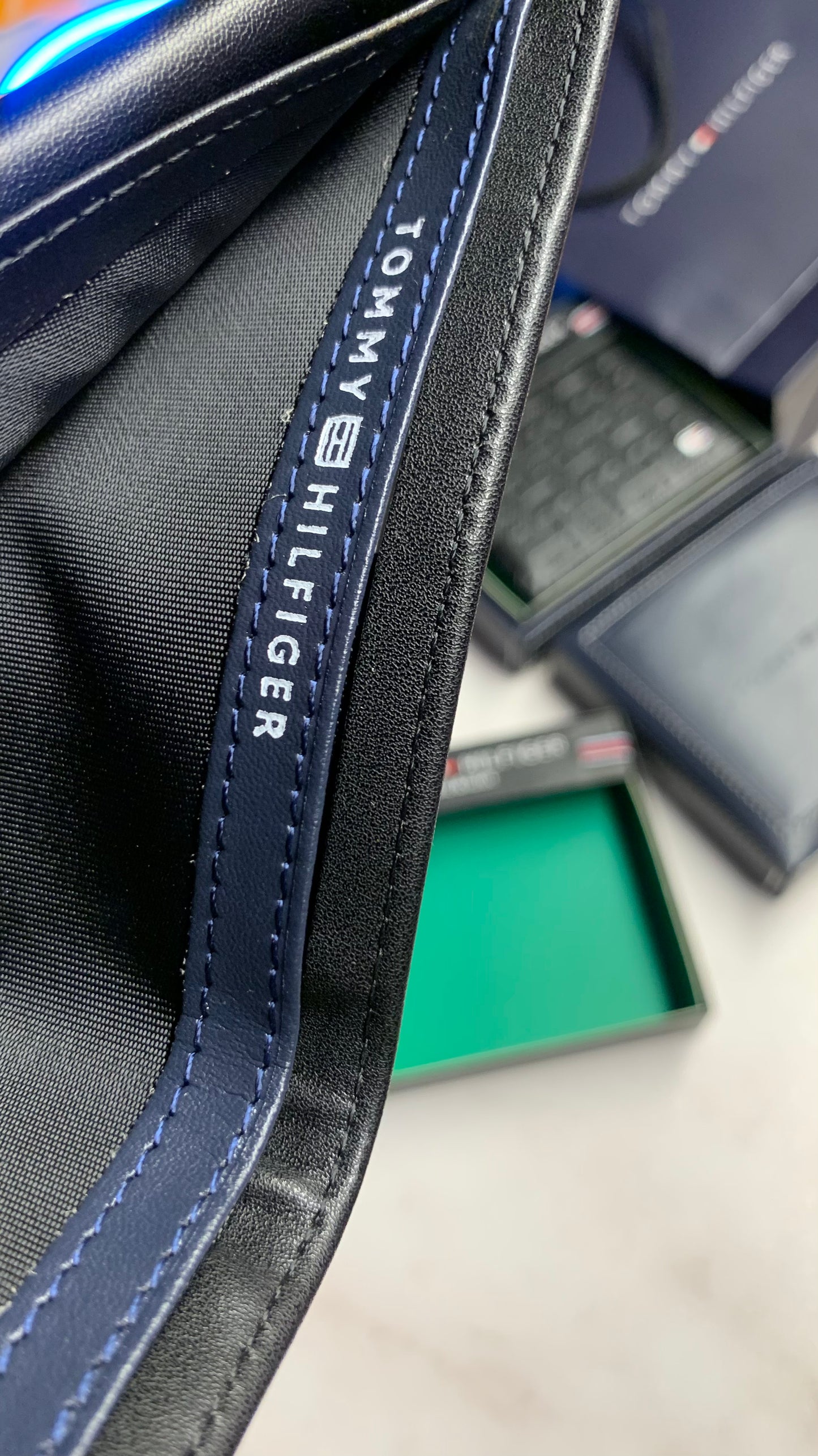 Tommy Hilfiger Bifold wallet - Leather box