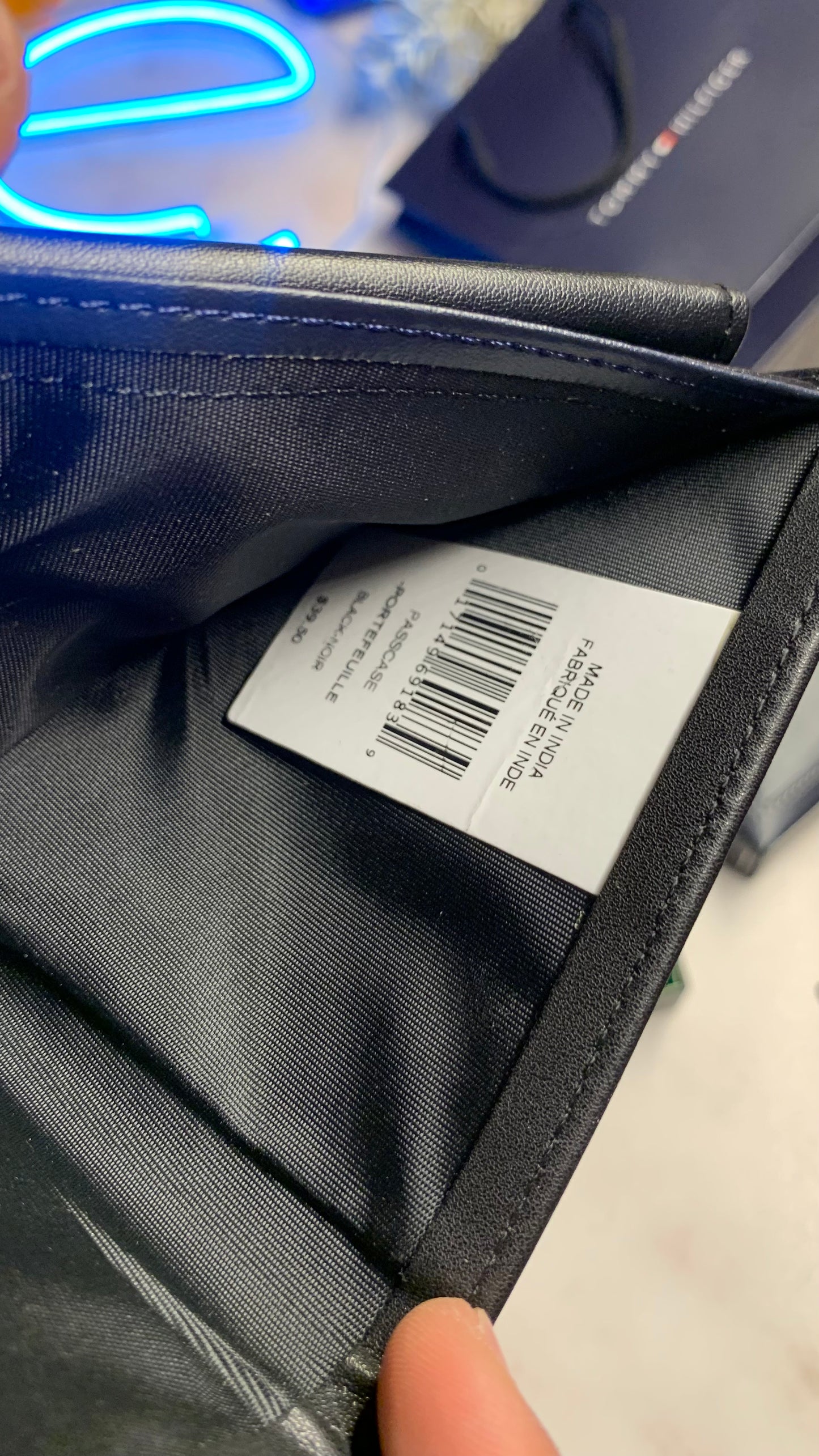 Tommy Hilfiger Bifold wallet - Leather box