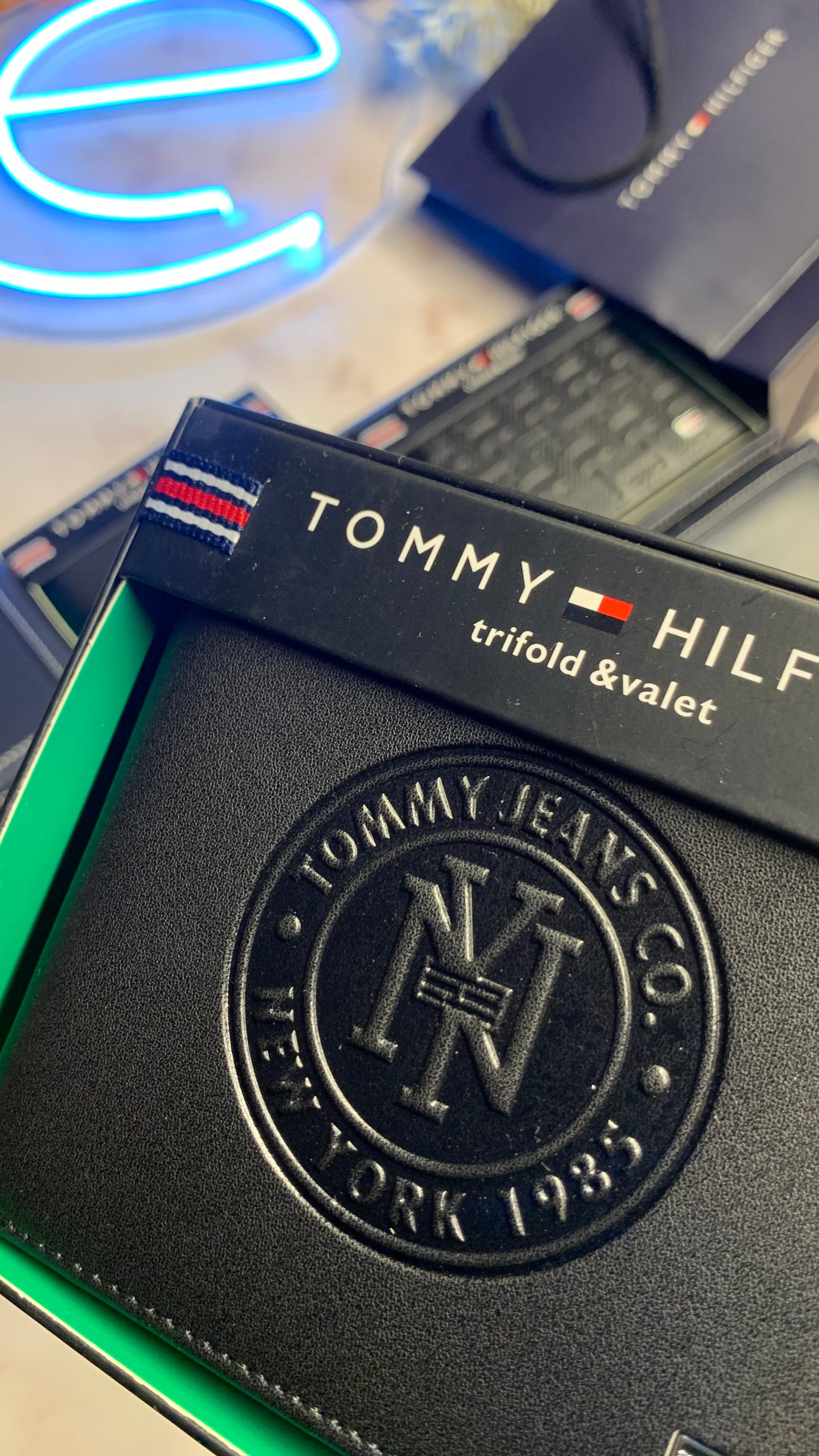 Tommy Hilfiger Bifold wallet - Leather box