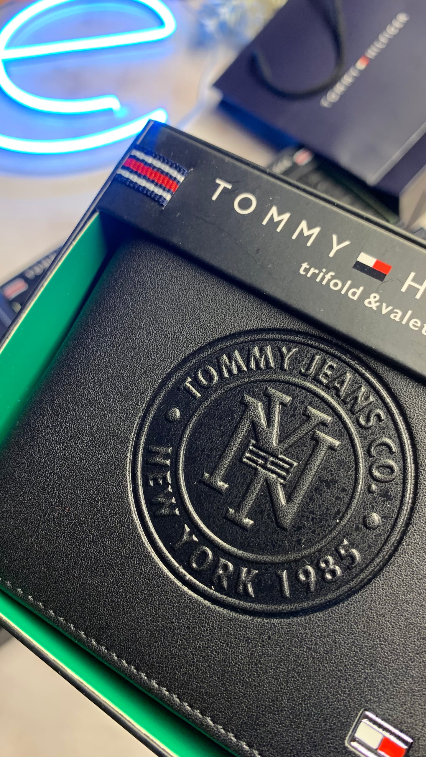 Tommy Hilfiger Bifold wallet - Leather box