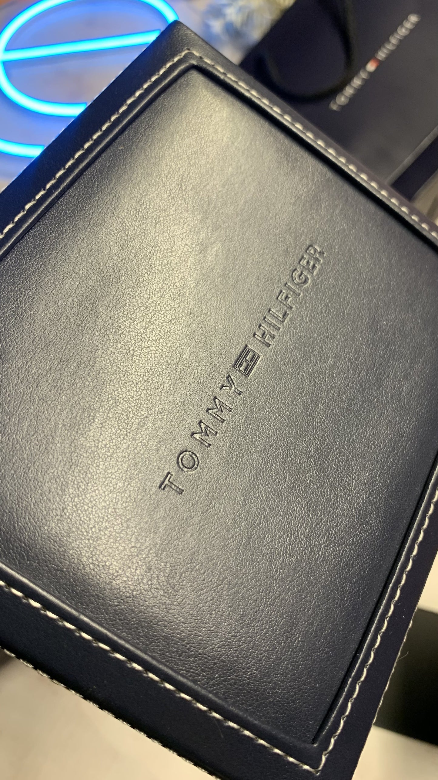 Tommy Hilfiger Bifold wallet - Leather box