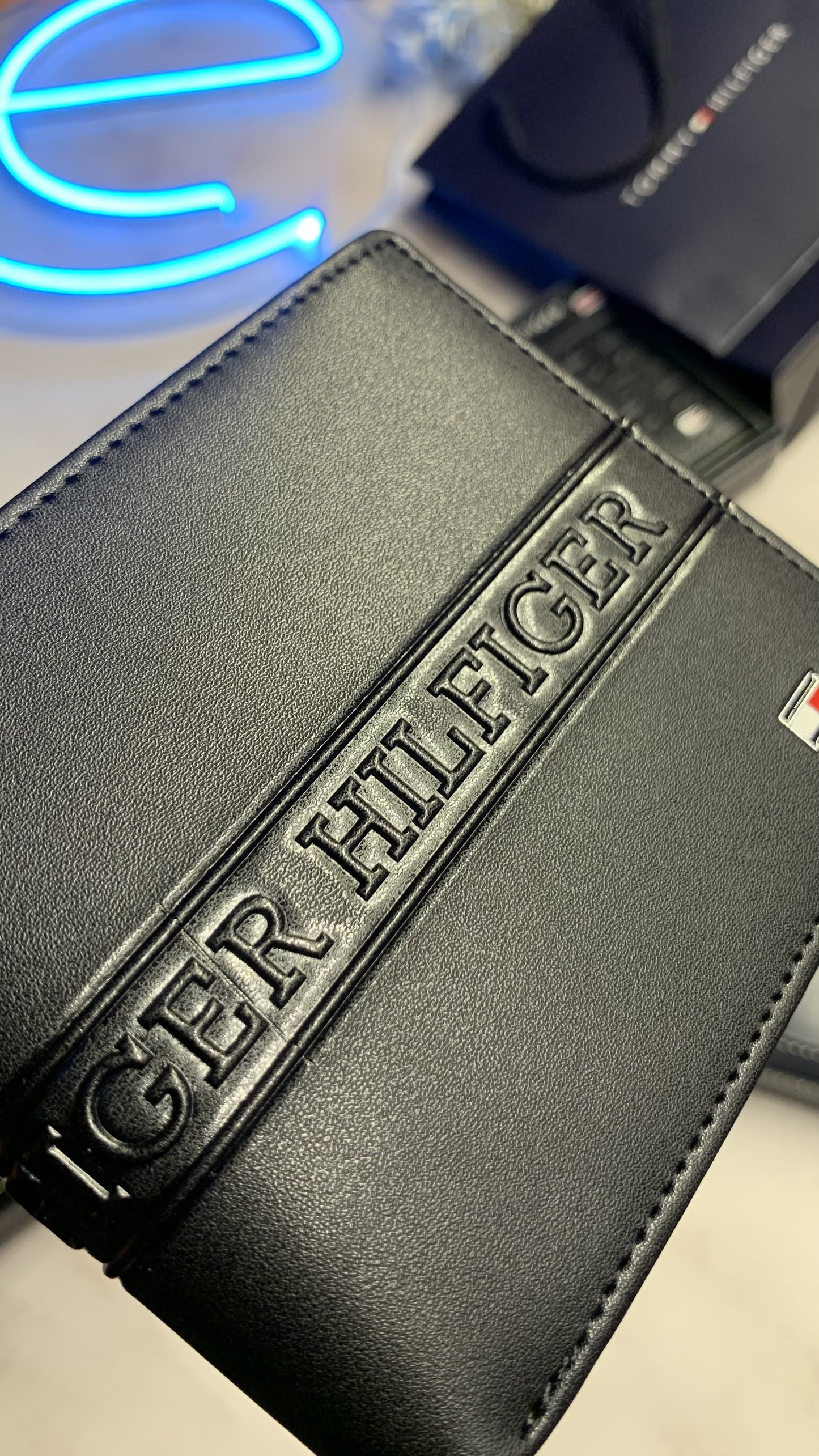 Tommy Hilfiger Bifold wallet - Leather box
