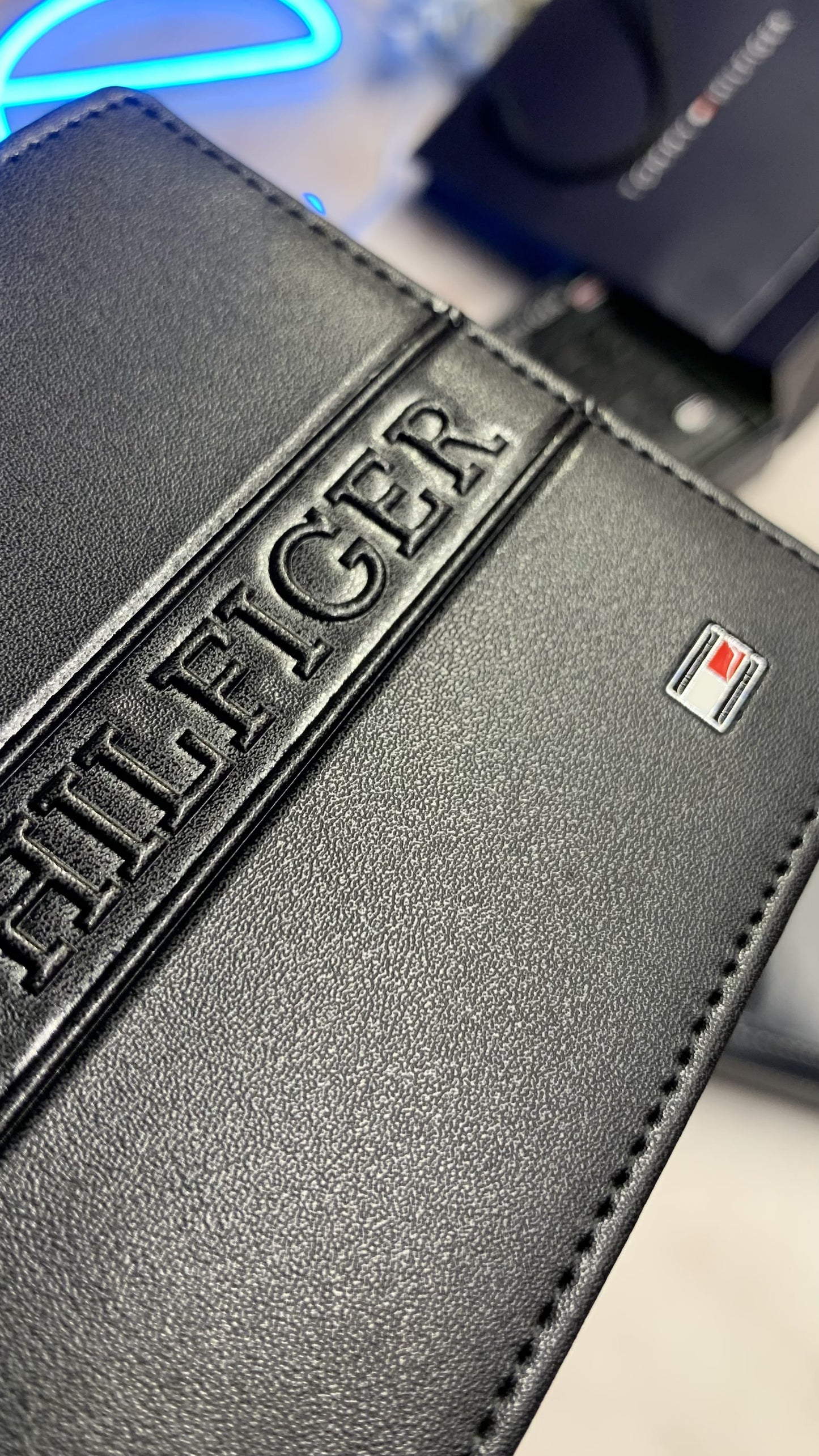 Tommy Hilfiger Bifold wallet - Leather box