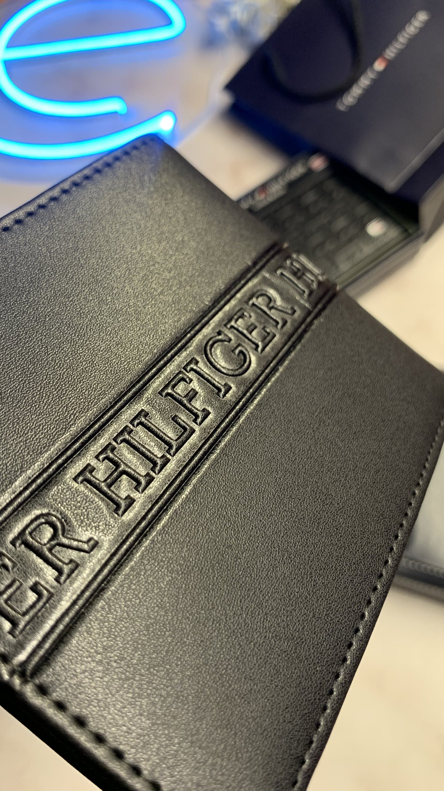 Tommy Hilfiger Bifold wallet - Leather box
