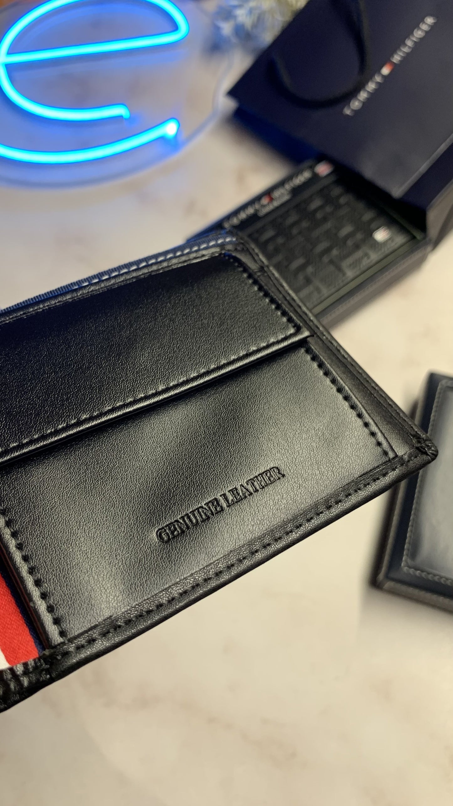 Tommy Hilfiger Bifold wallet - Leather box