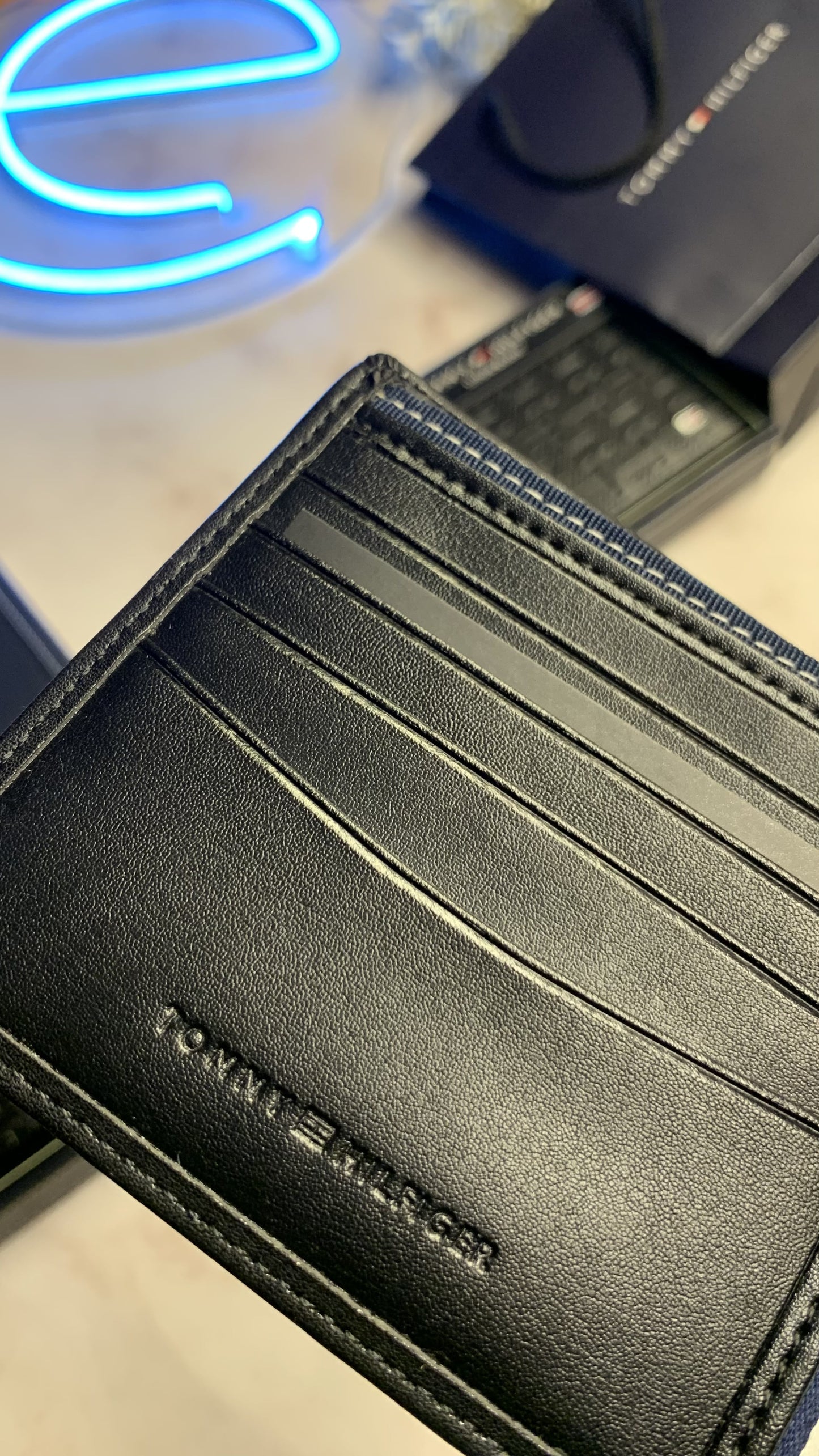 Tommy Hilfiger Bifold wallet - Leather box