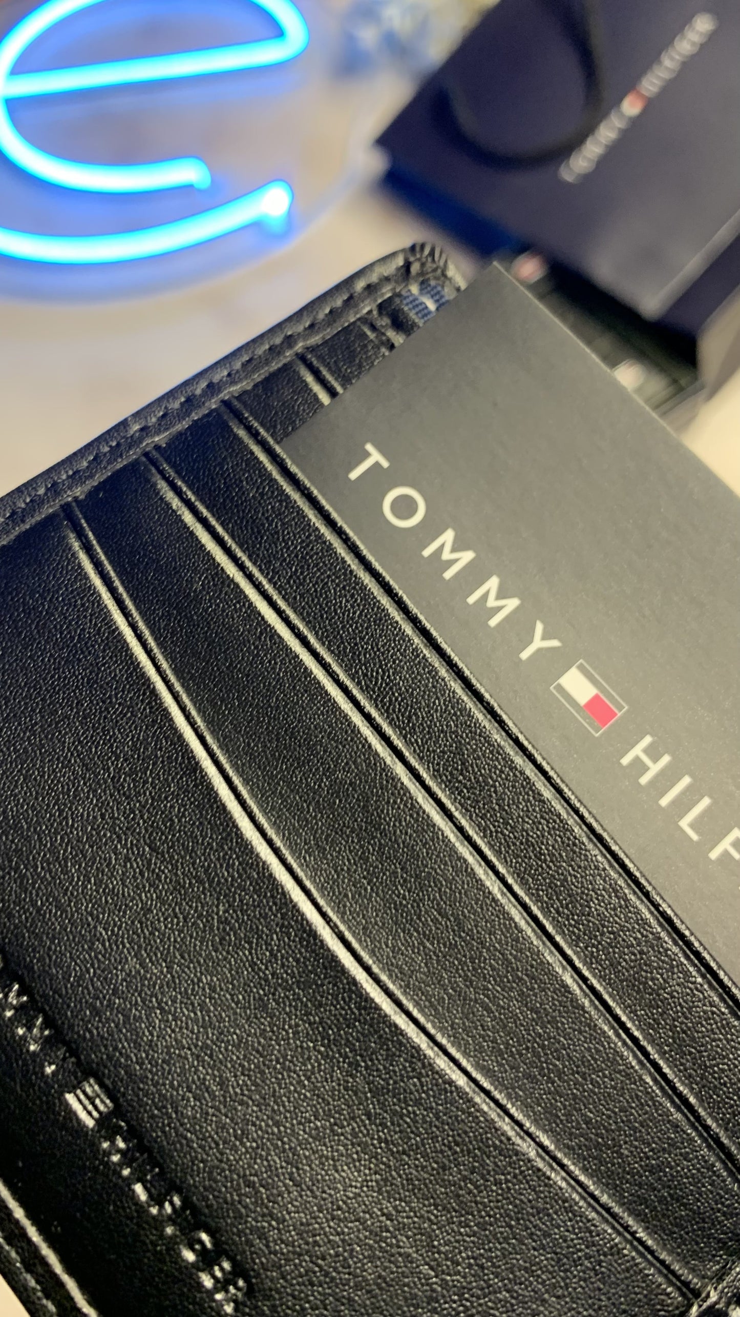 Tommy Hilfiger Bifold wallet - Leather box
