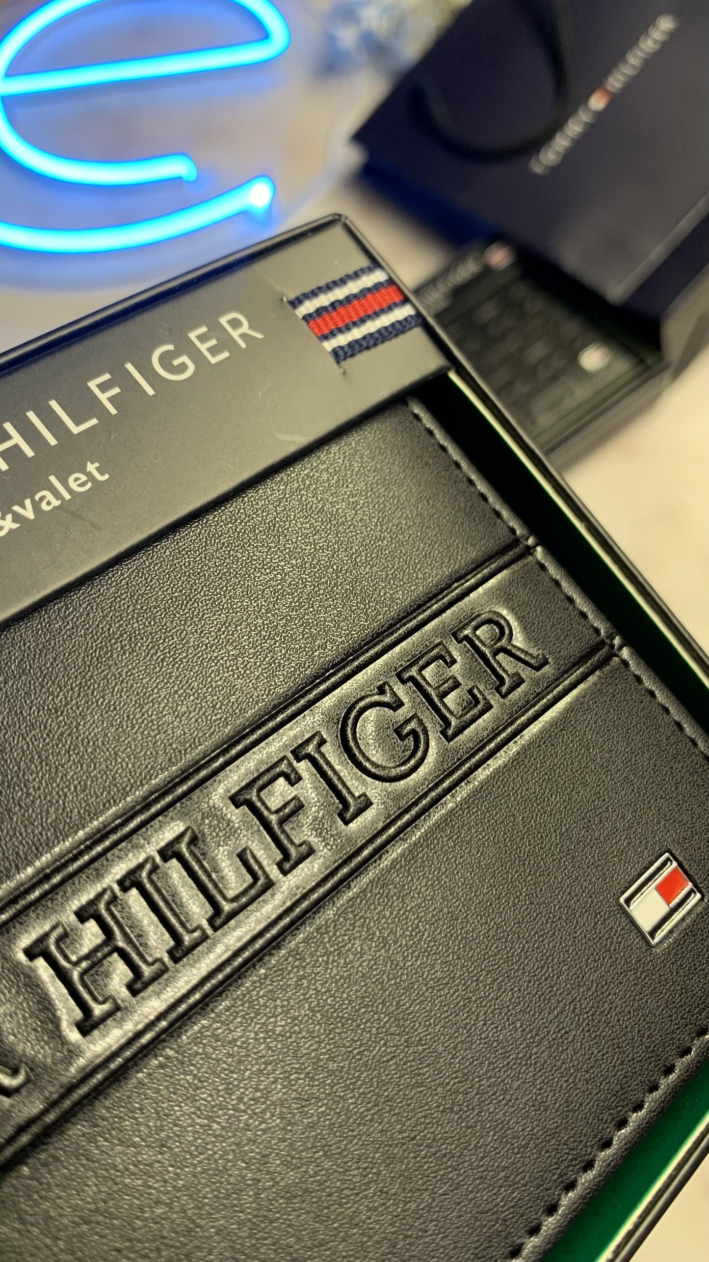 Tommy Hilfiger Bifold wallet - Leather box