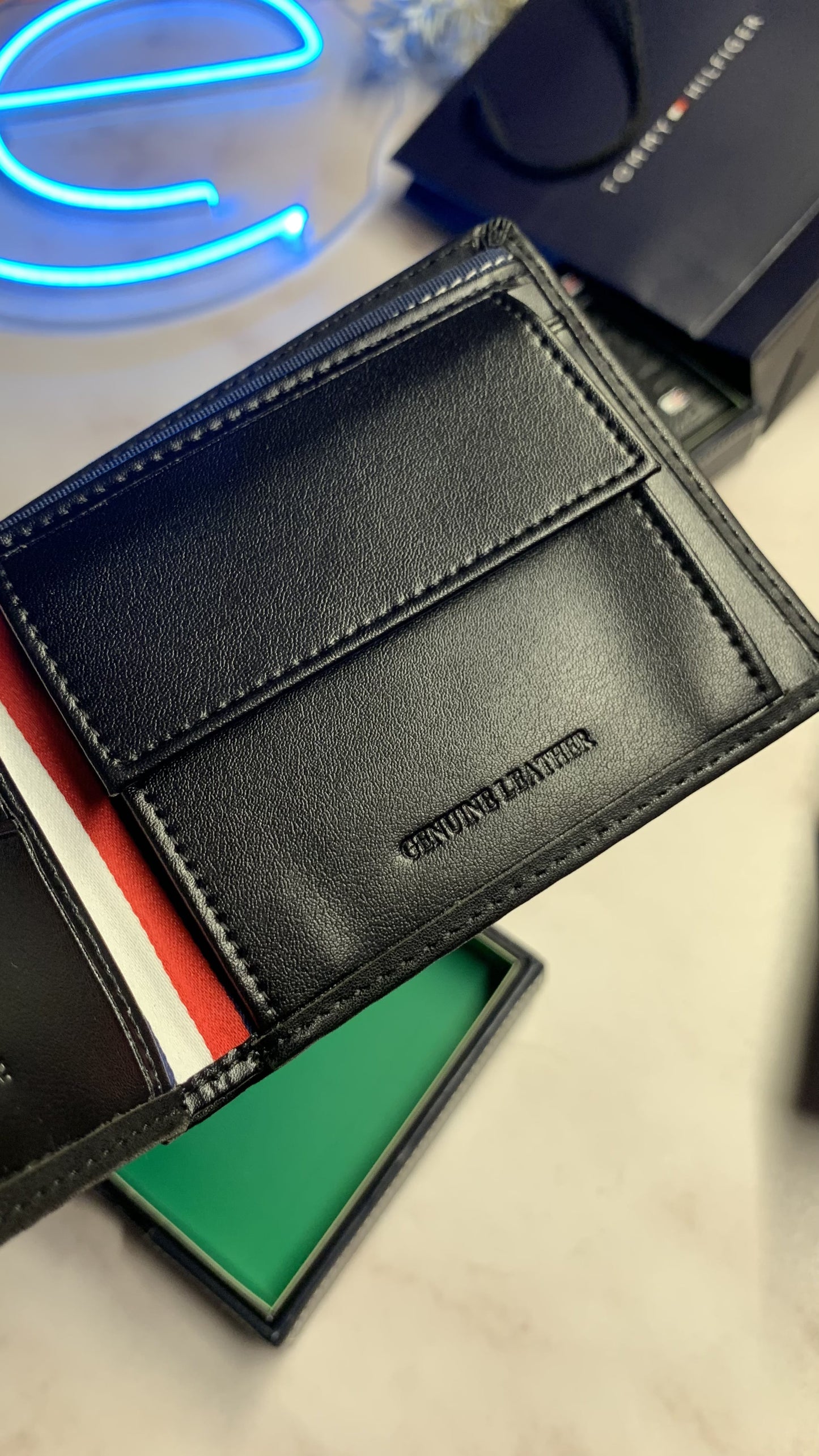 Tommy Hilfiger Bifold Wallet - Leather box