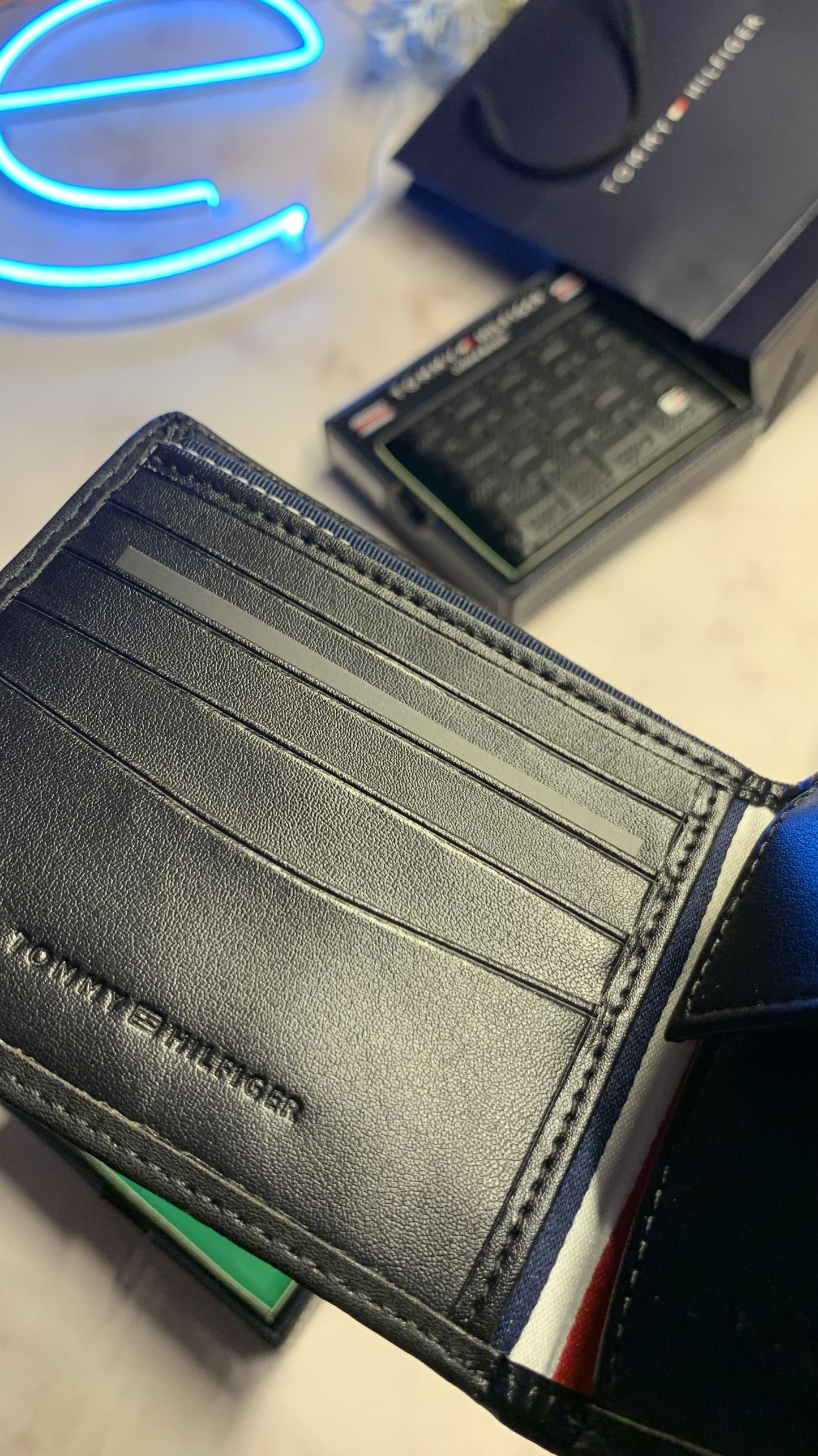 Tommy Hilfiger Bifold Wallet - Leather box
