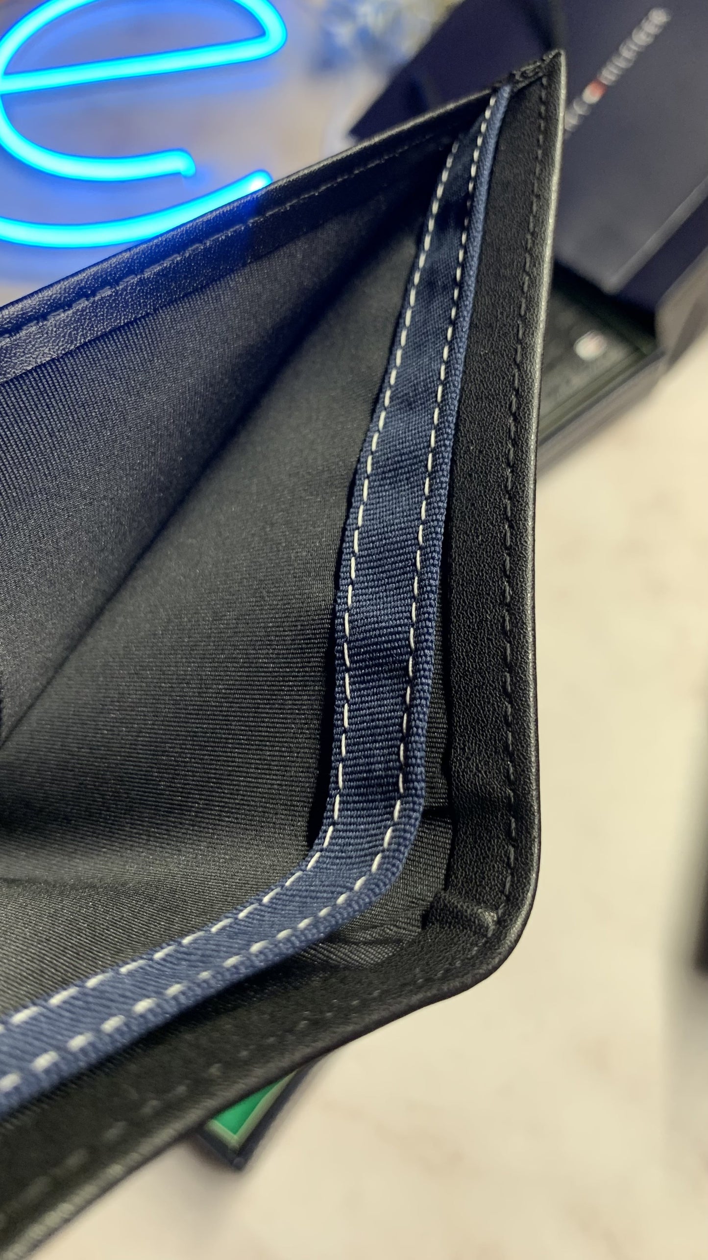 Tommy Hilfiger Bifold Wallet - Leather box