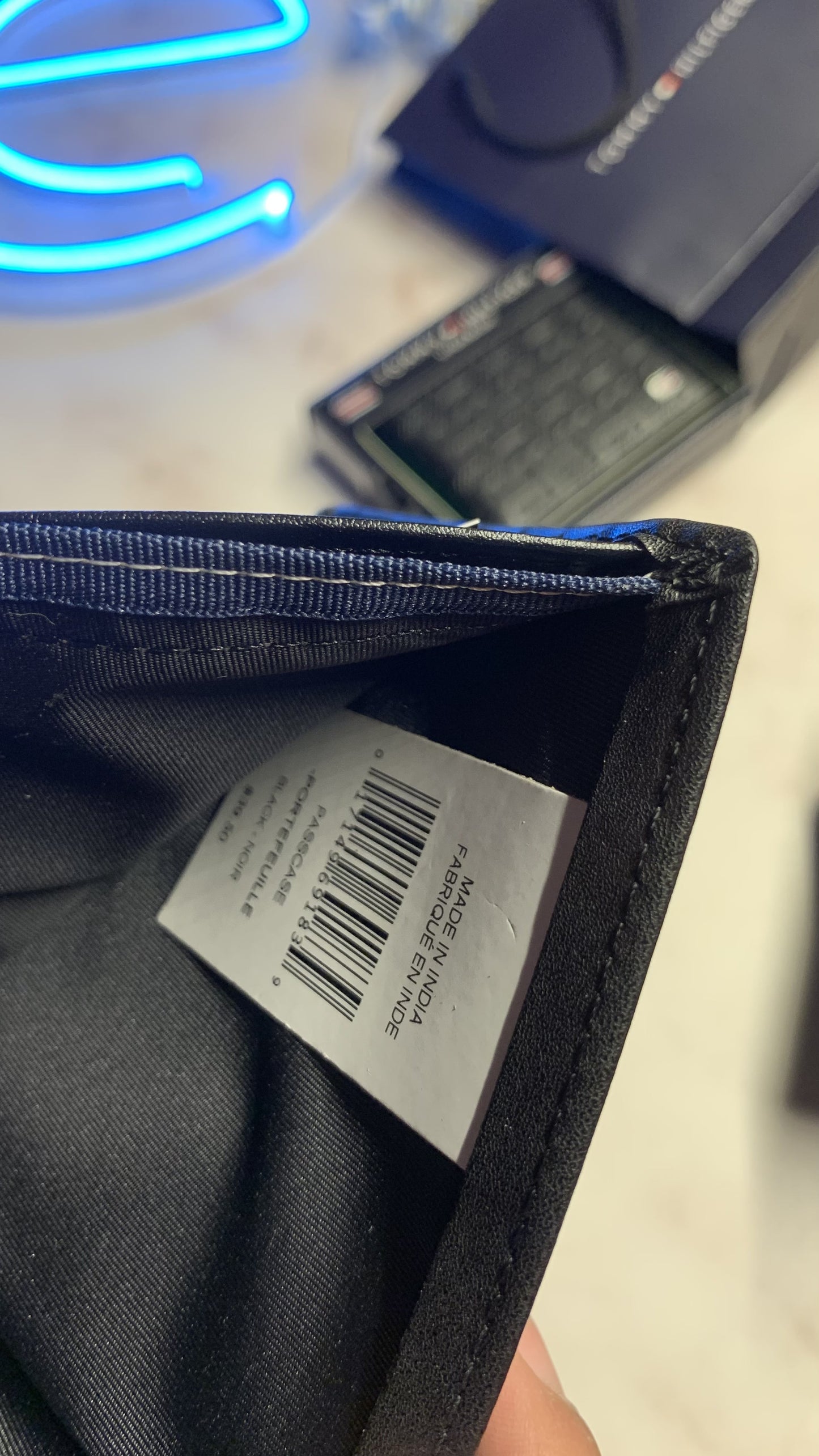 Tommy Hilfiger Bifold Wallet - Leather box
