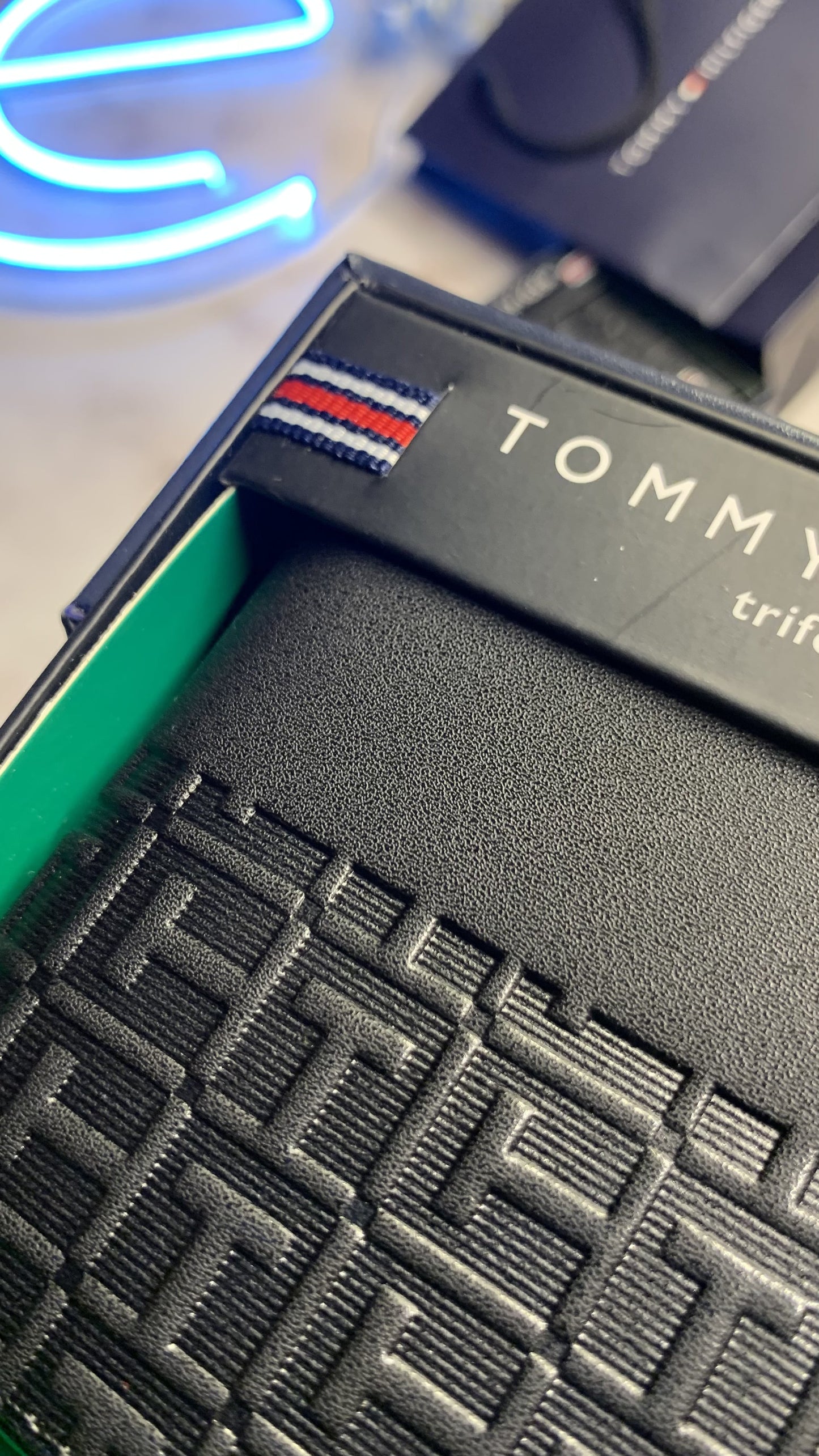 Tommy Hilfiger Bifold Wallet - Leather box