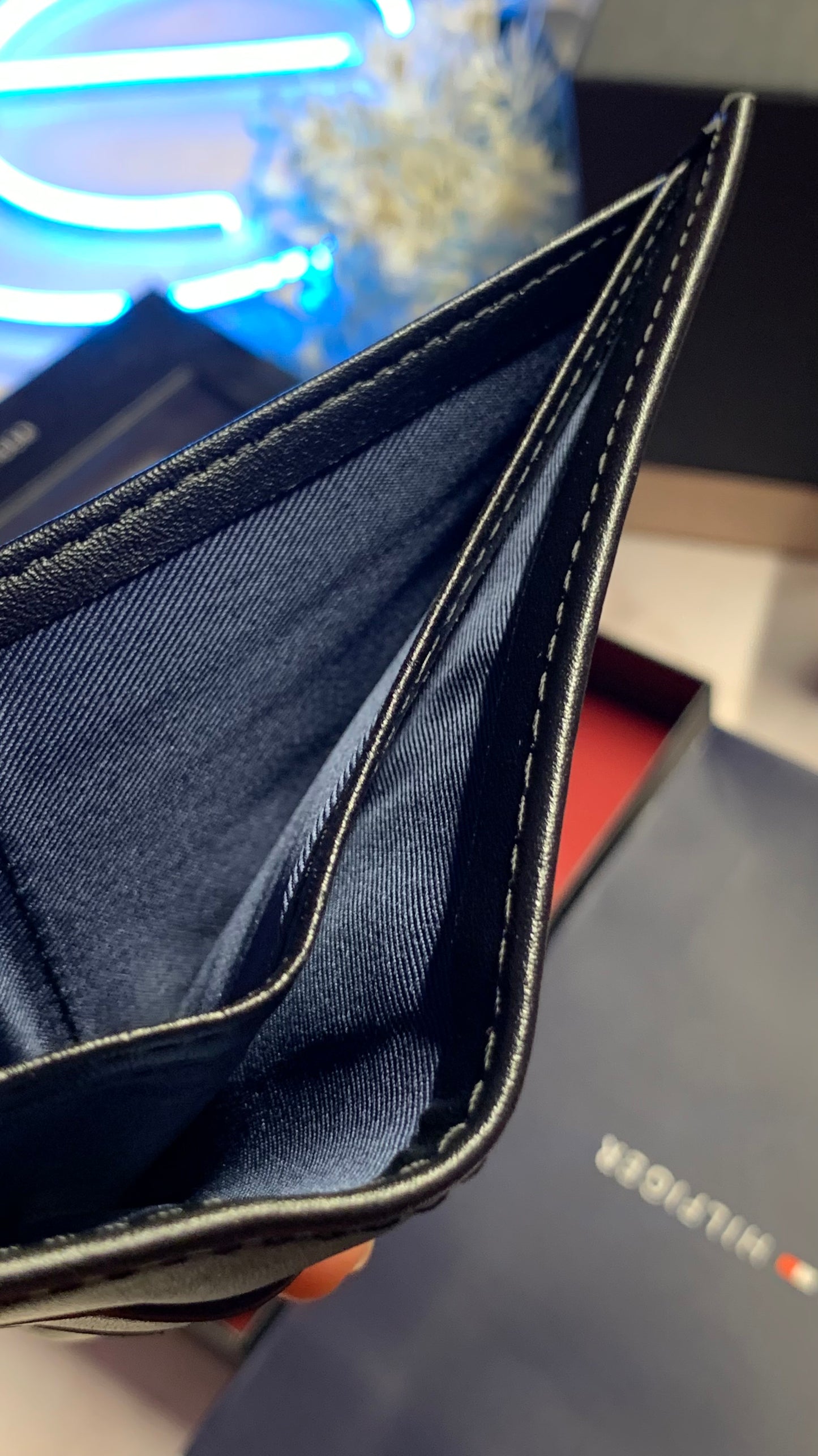 Tommy Hilfiger Wallet & Double Face Belt Set