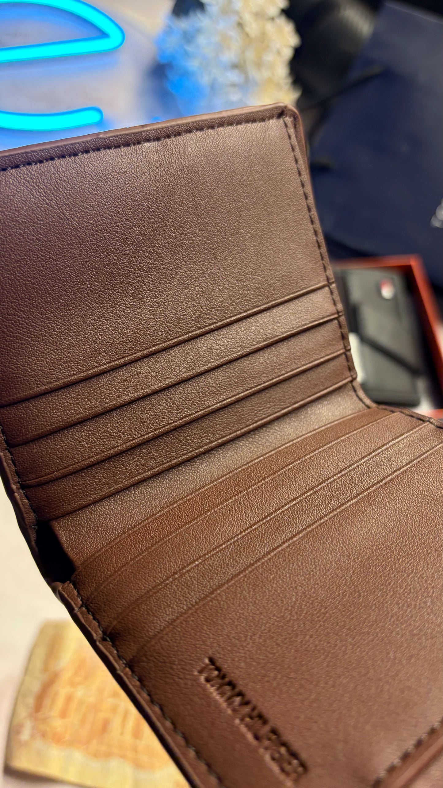 Tommy Hilfiger Men’s Bifold Cardholder - Magnetic Closure - Brown