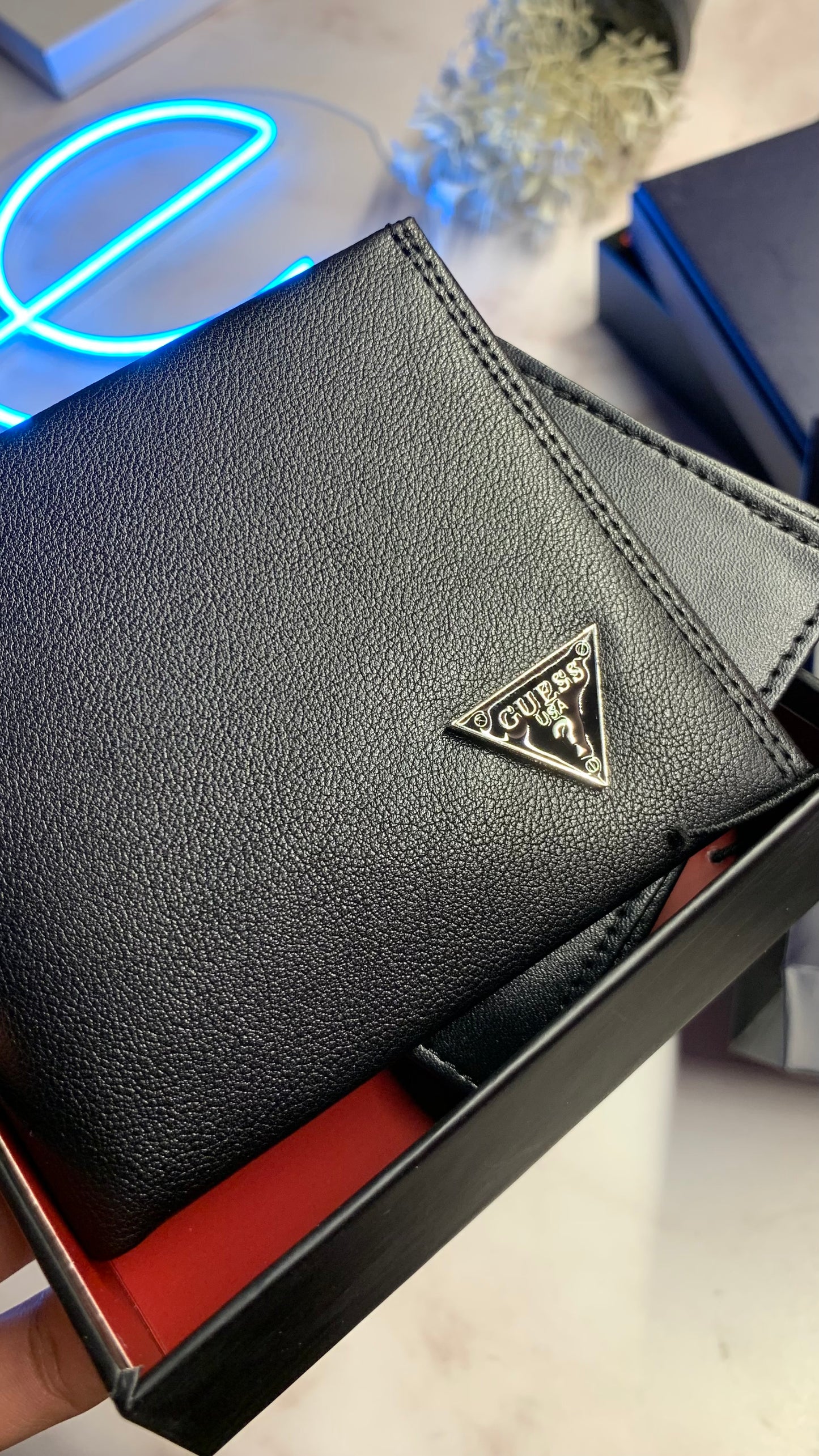 Guess Basic Wallet - Triangle Logo