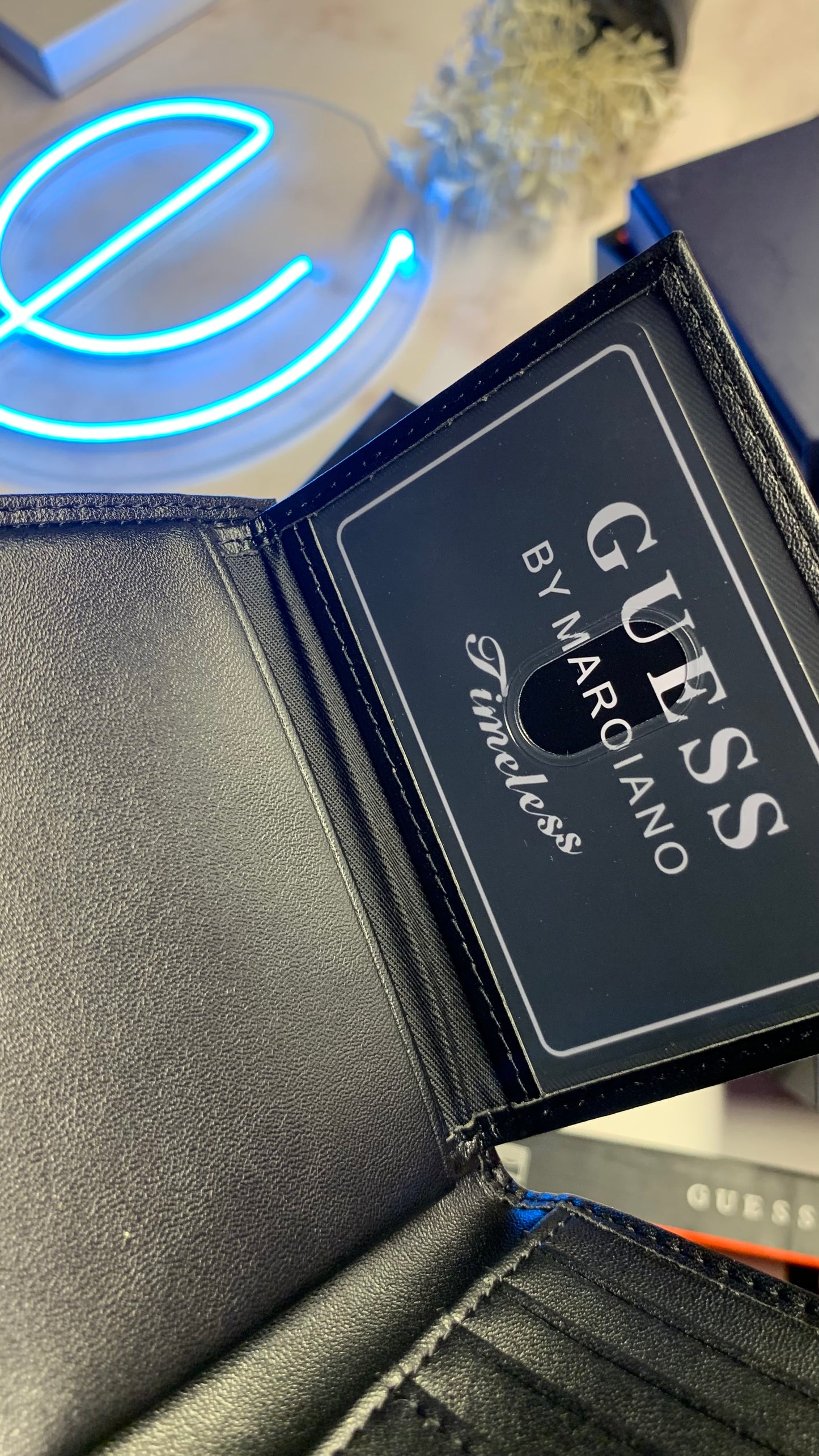 Guess Basic Wallet - Triangle Logo
