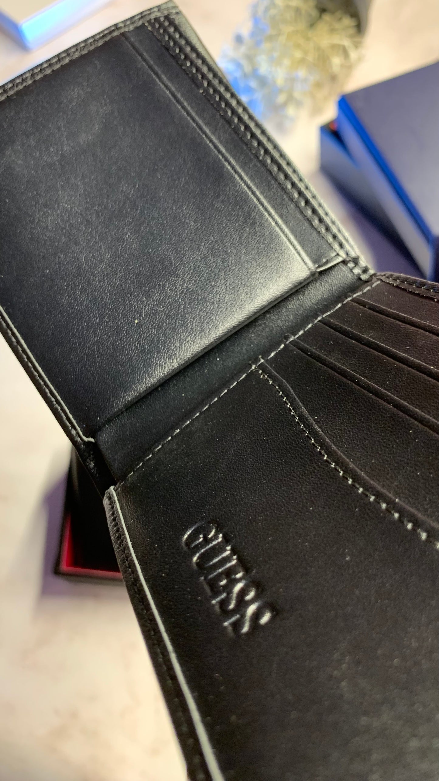 Guess Basic Wallet - Triangle Logo