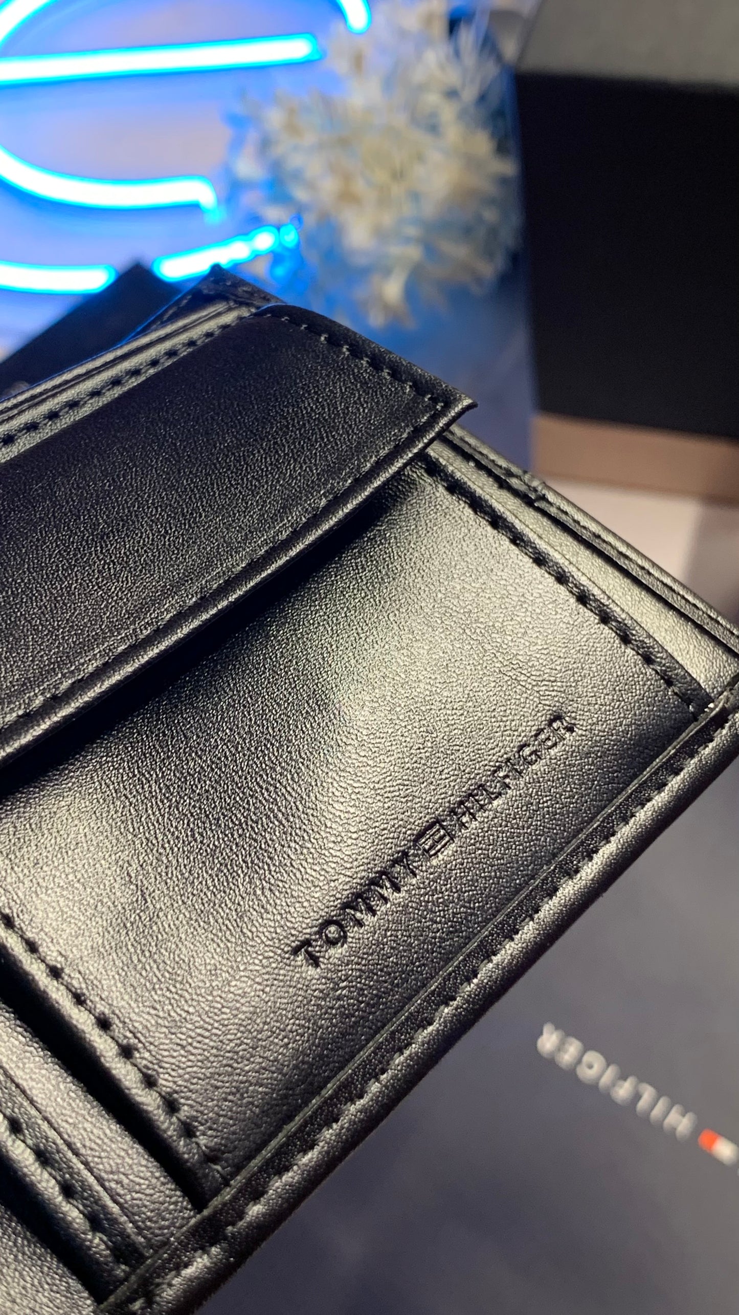 Tommy Hilfiger Wallet & Double Face Belt Set