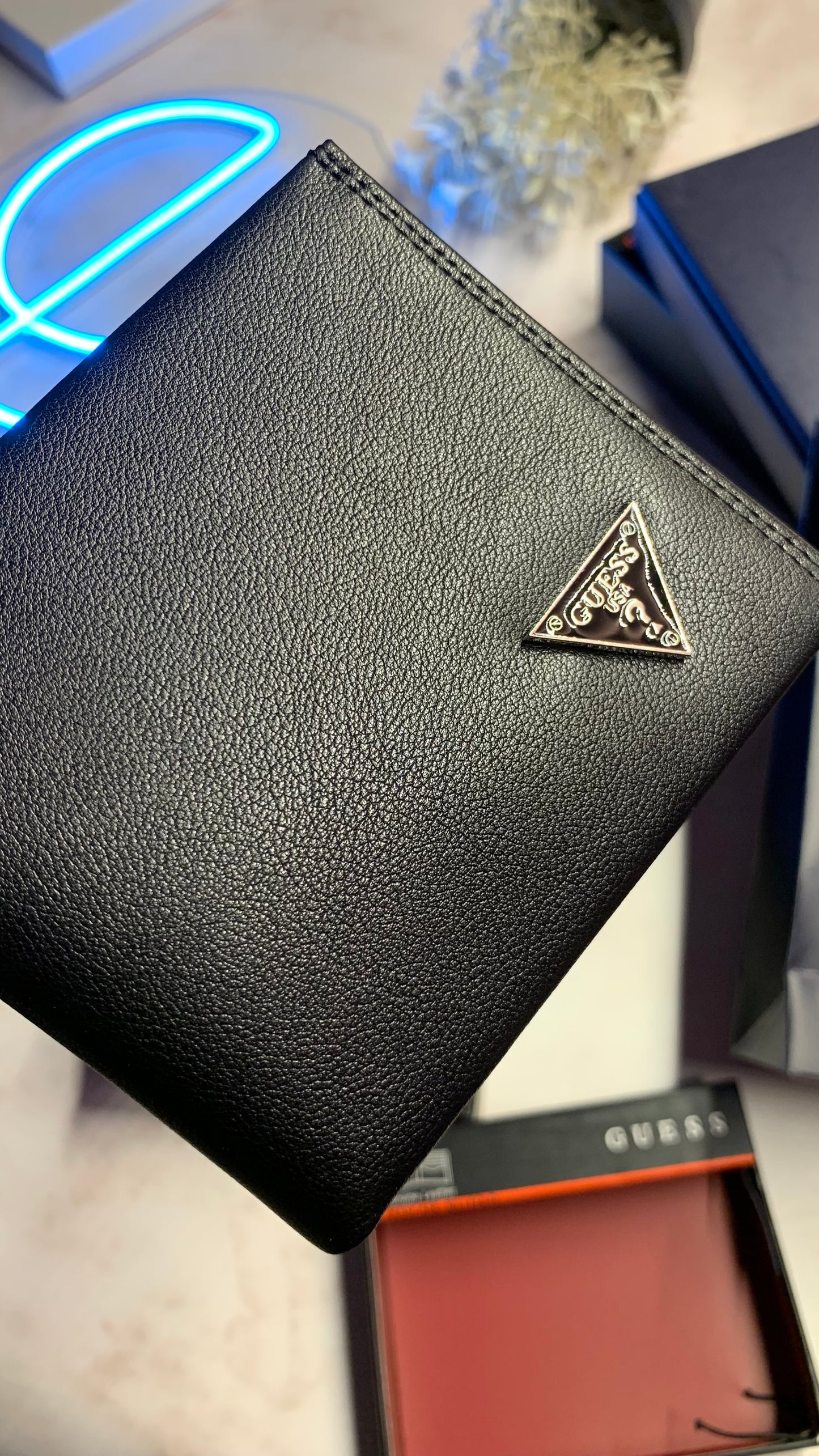 Guess Basic Wallet - Triangle Logo