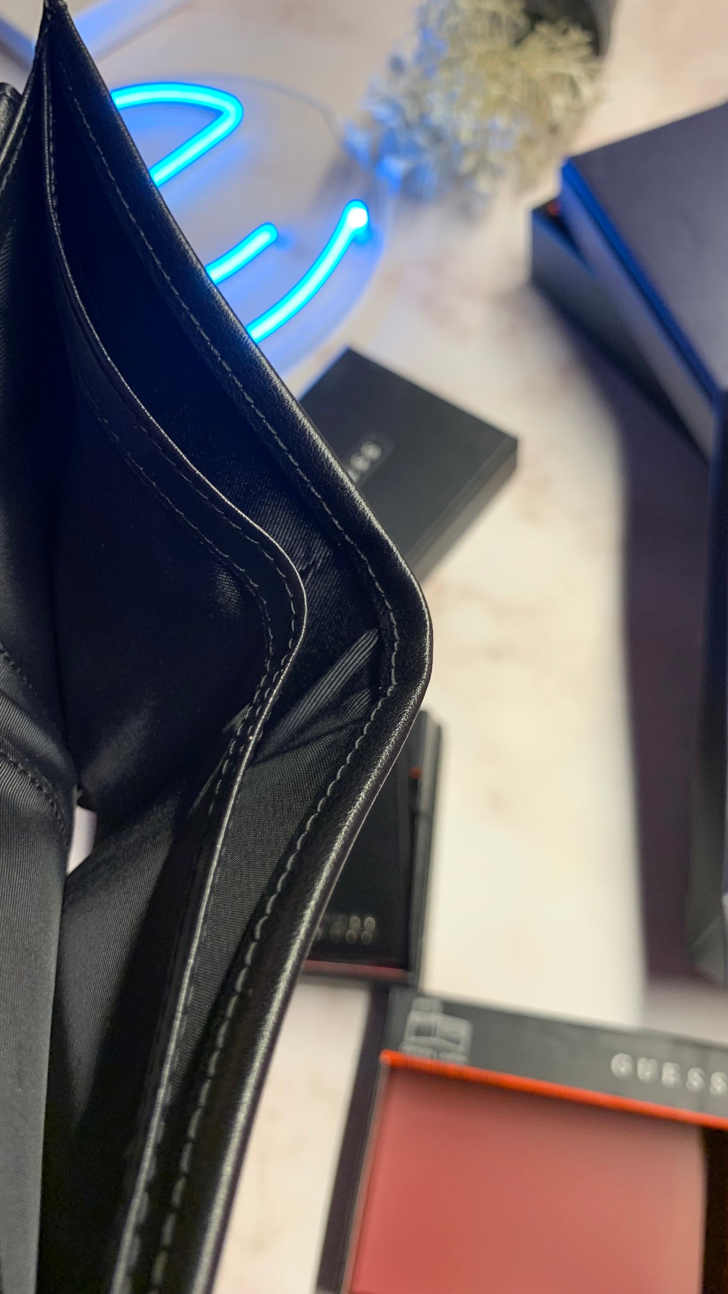 Guess Basic Wallet - Triangle Logo