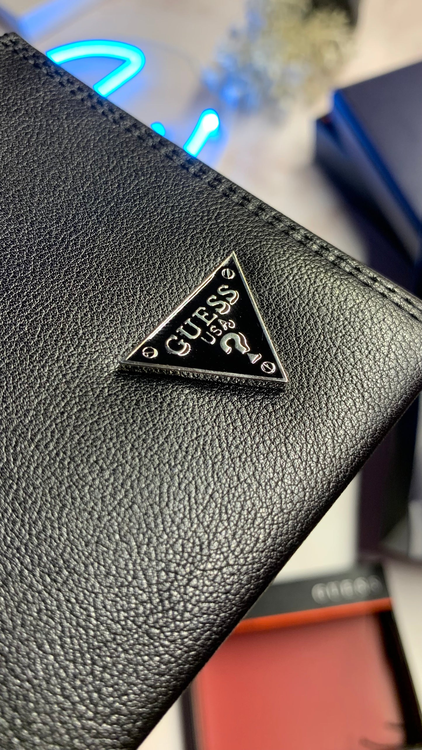 Guess Basic Wallet - Triangle Logo