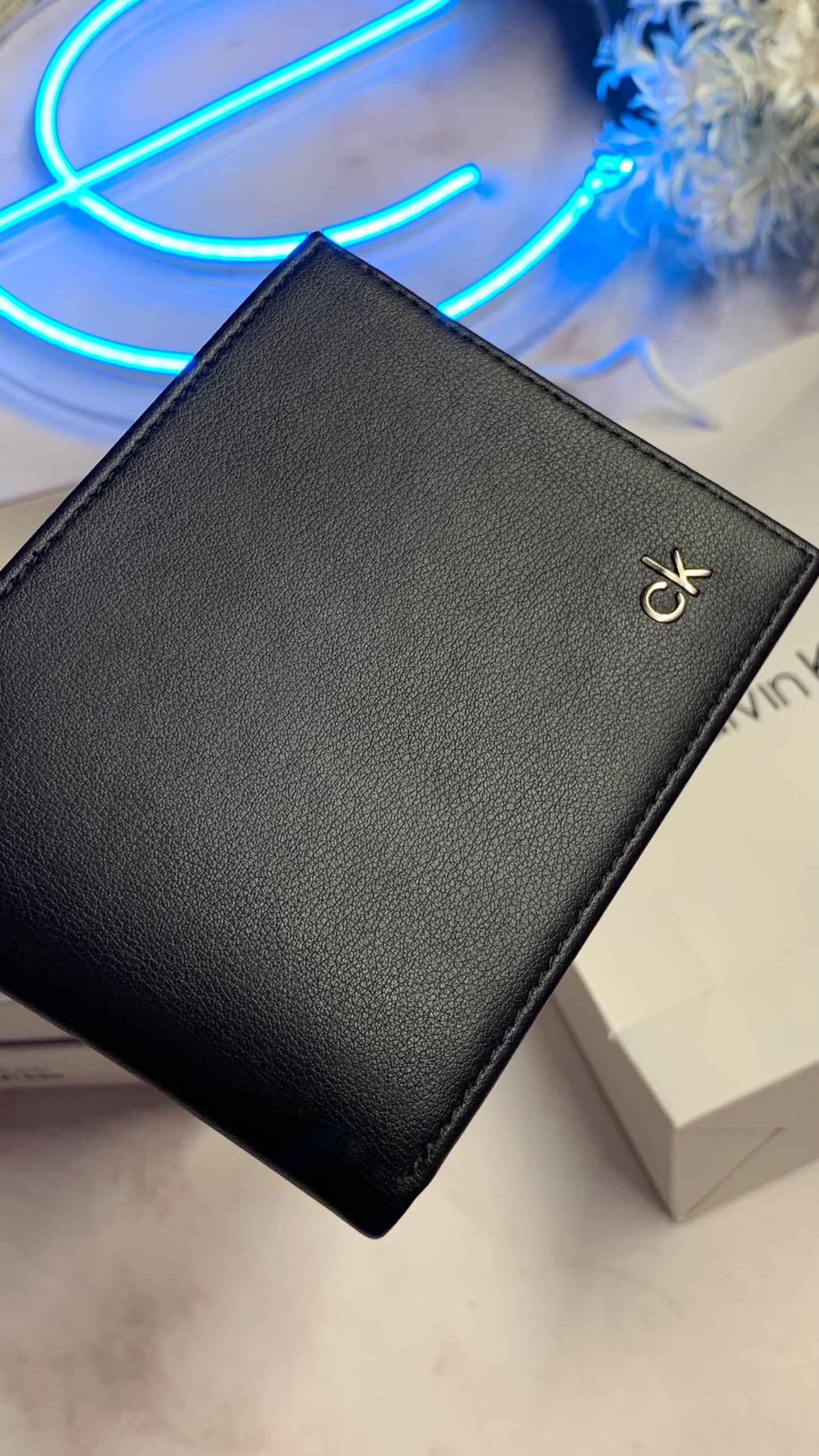 Calvin Klein Basic Bifold Wallet - ck logo
