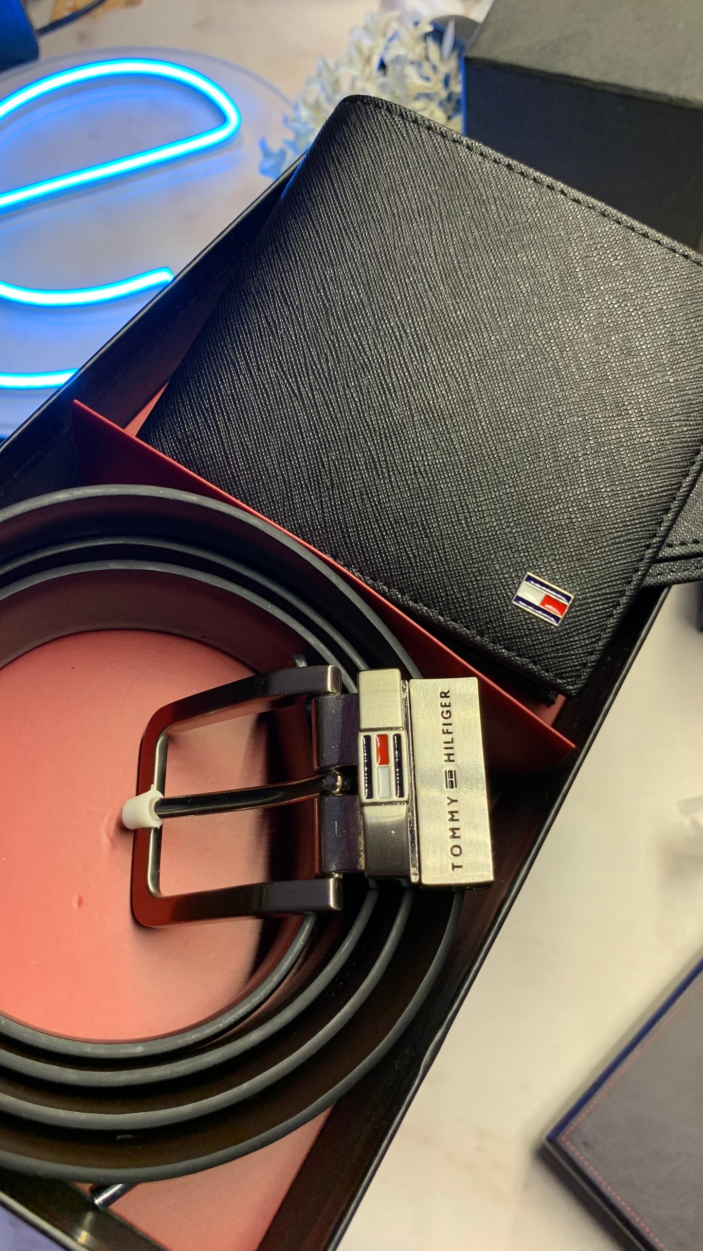 Tommy Hilfiger wallet & double face belt set