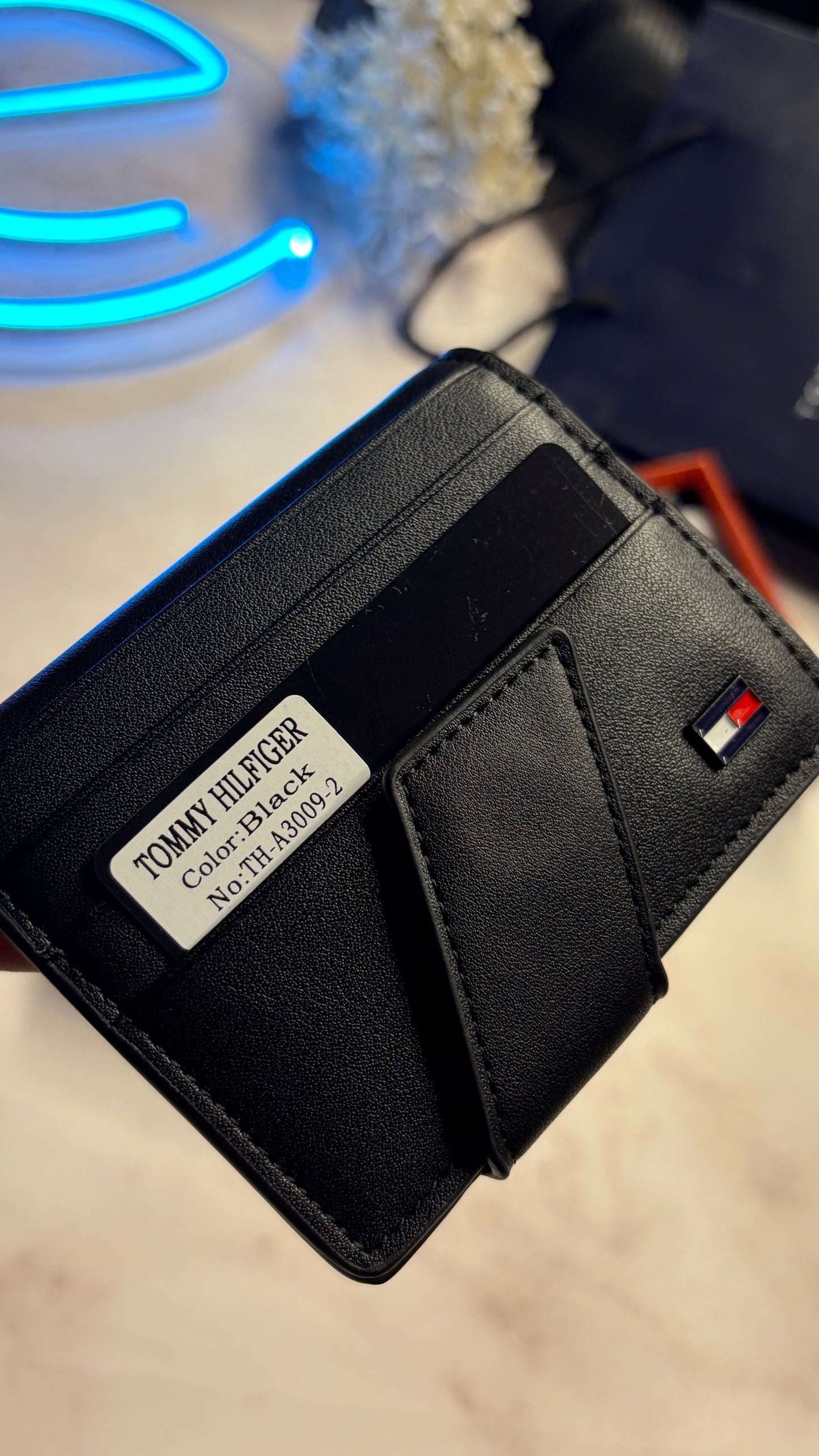 Tommy Hilfiger Bifold Cardholder - Magnetic Closure