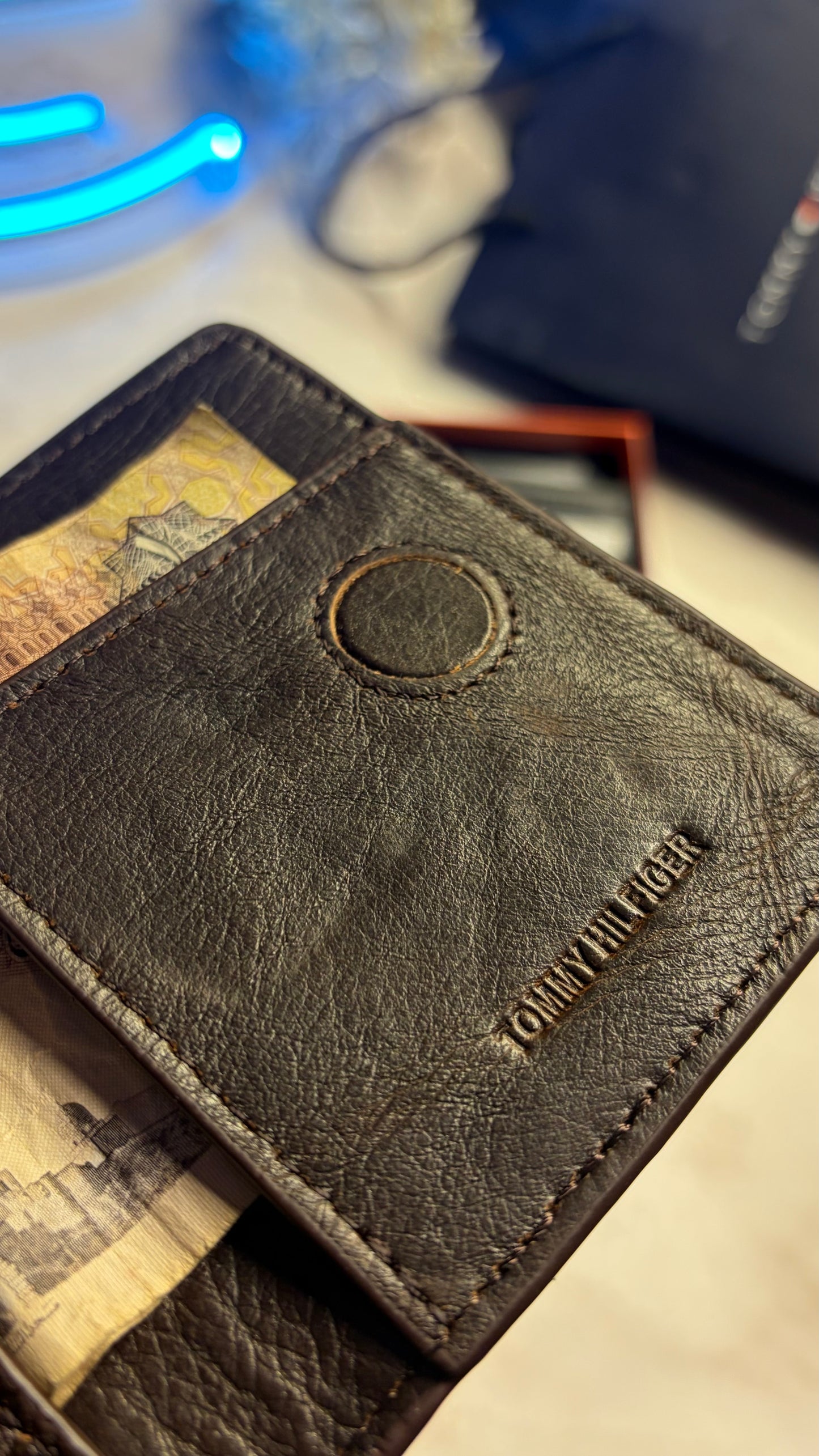 Tommy Hilfiger Men’s Bifold Cardholder - Magnetic Closure - Brown