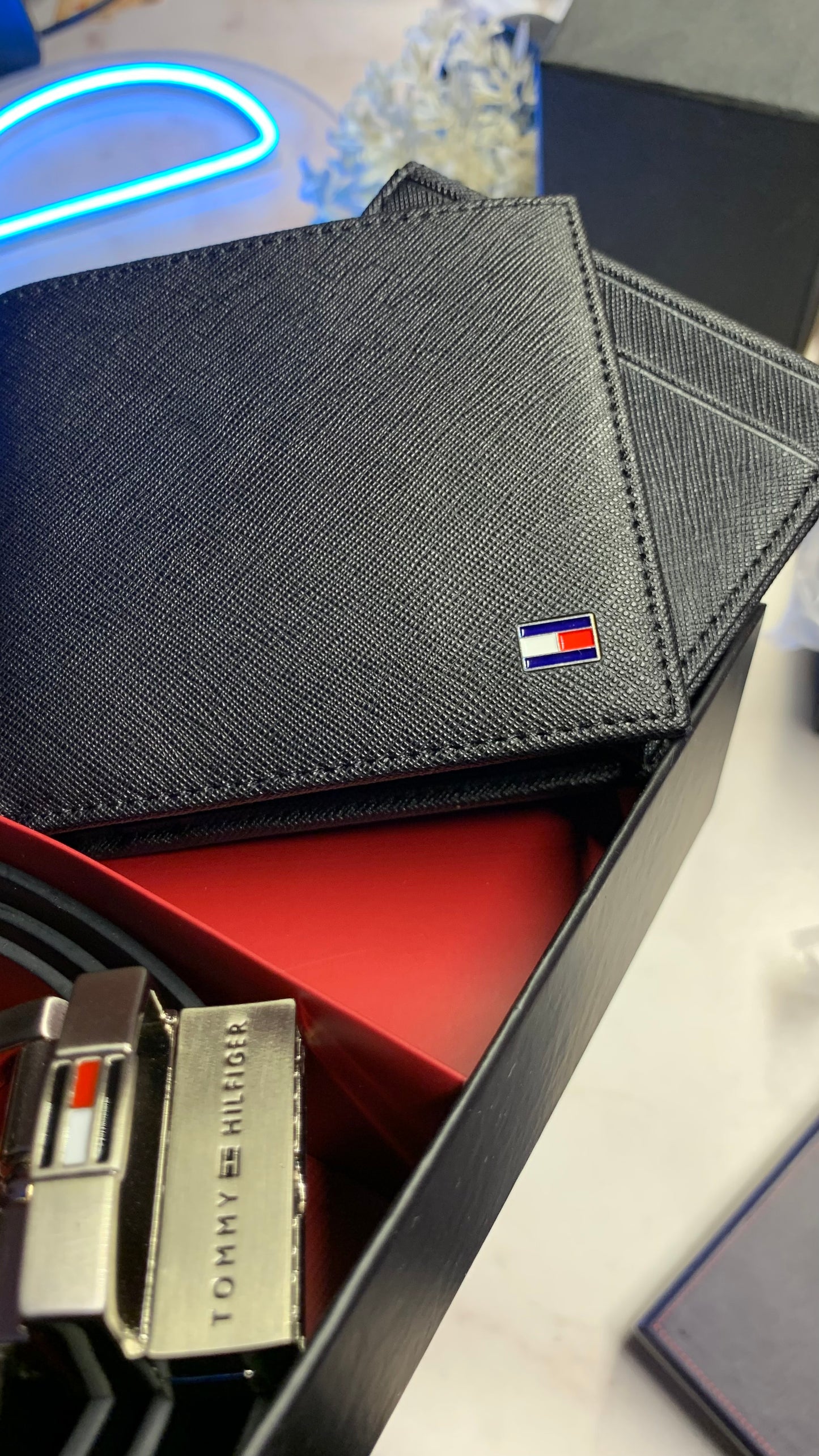 Tommy Hilfiger wallet & double face belt set