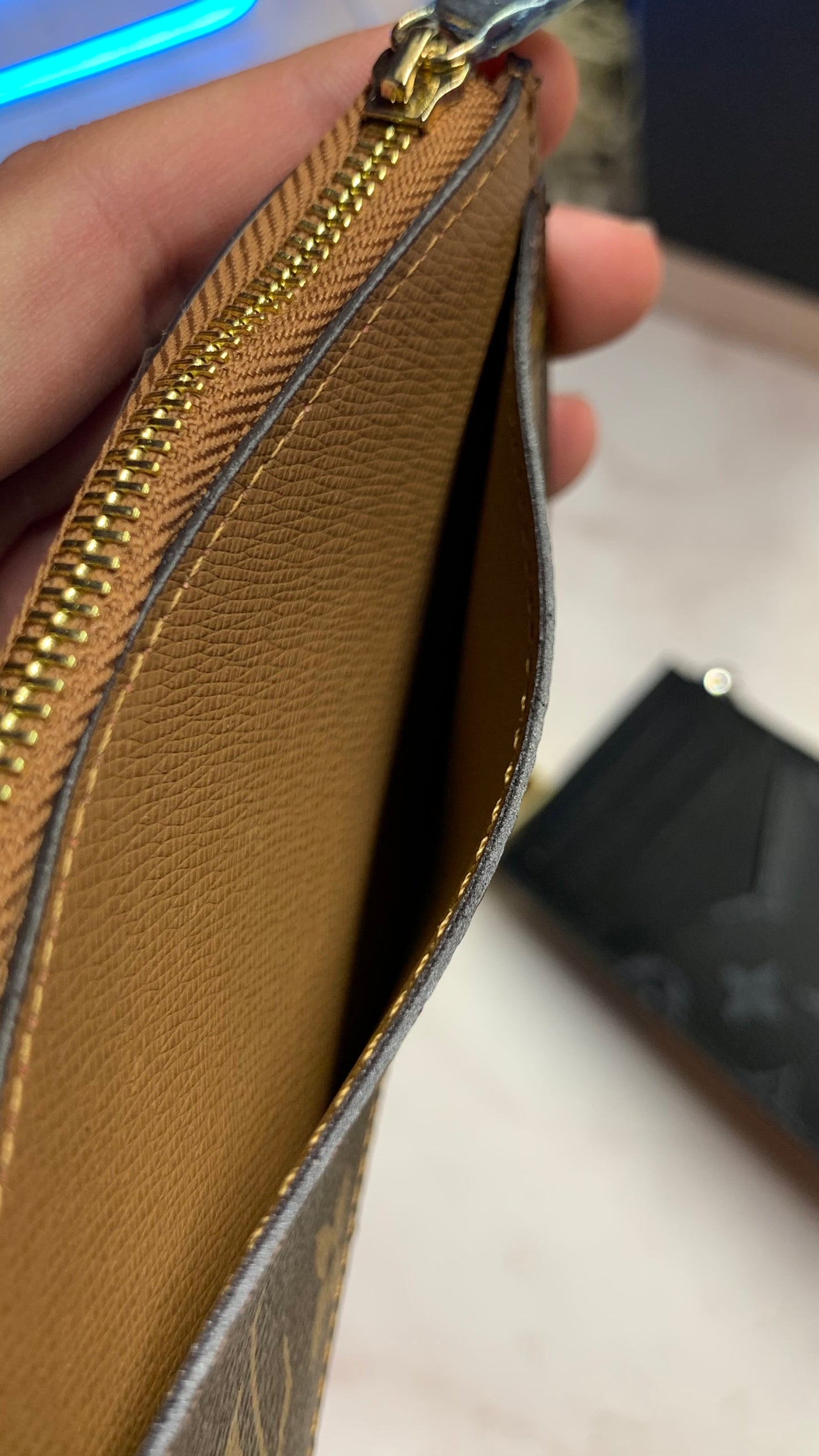 Louis Vuitton Cardholder with zipper - Brown