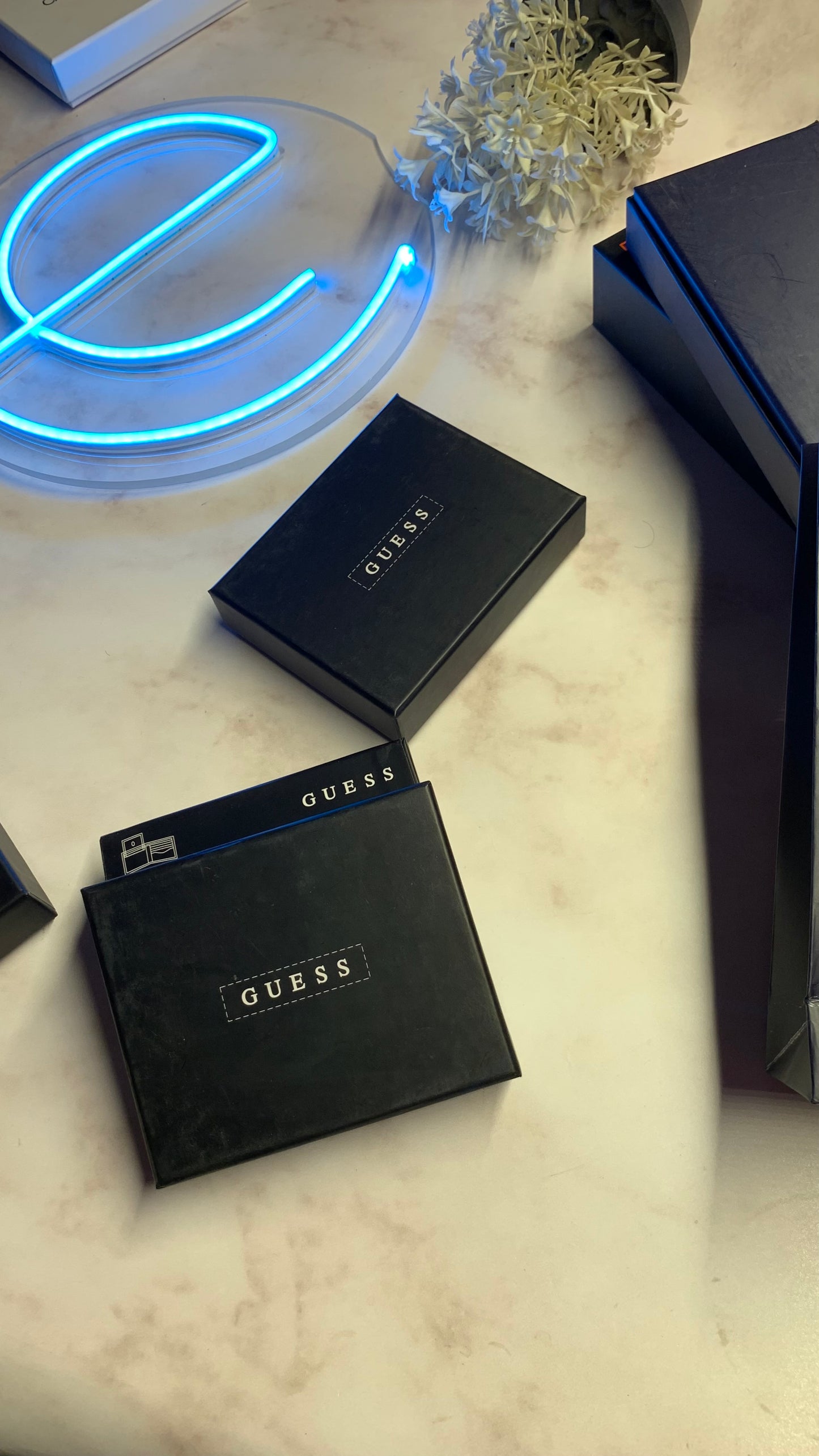 Guess Basic Wallet - Triangle Logo