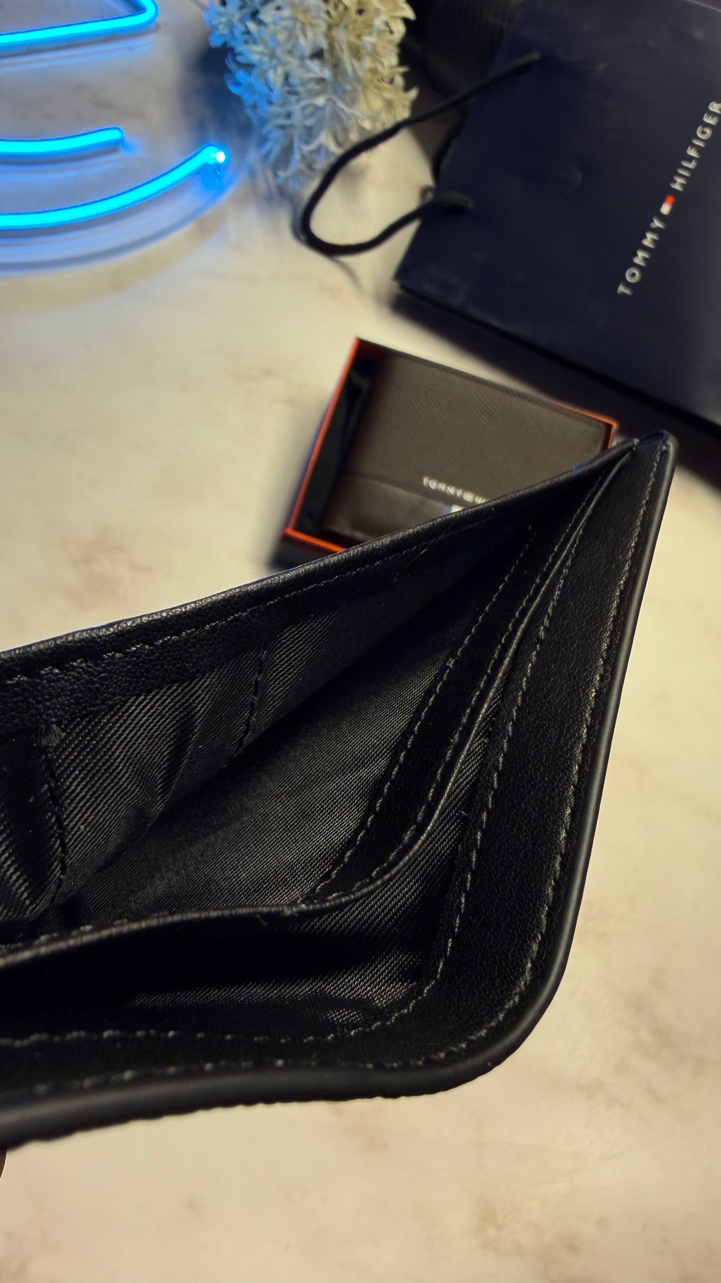 Tommy Hilfiger Men’s Bifold Wallet - Magnetic Closure | RFID Protection