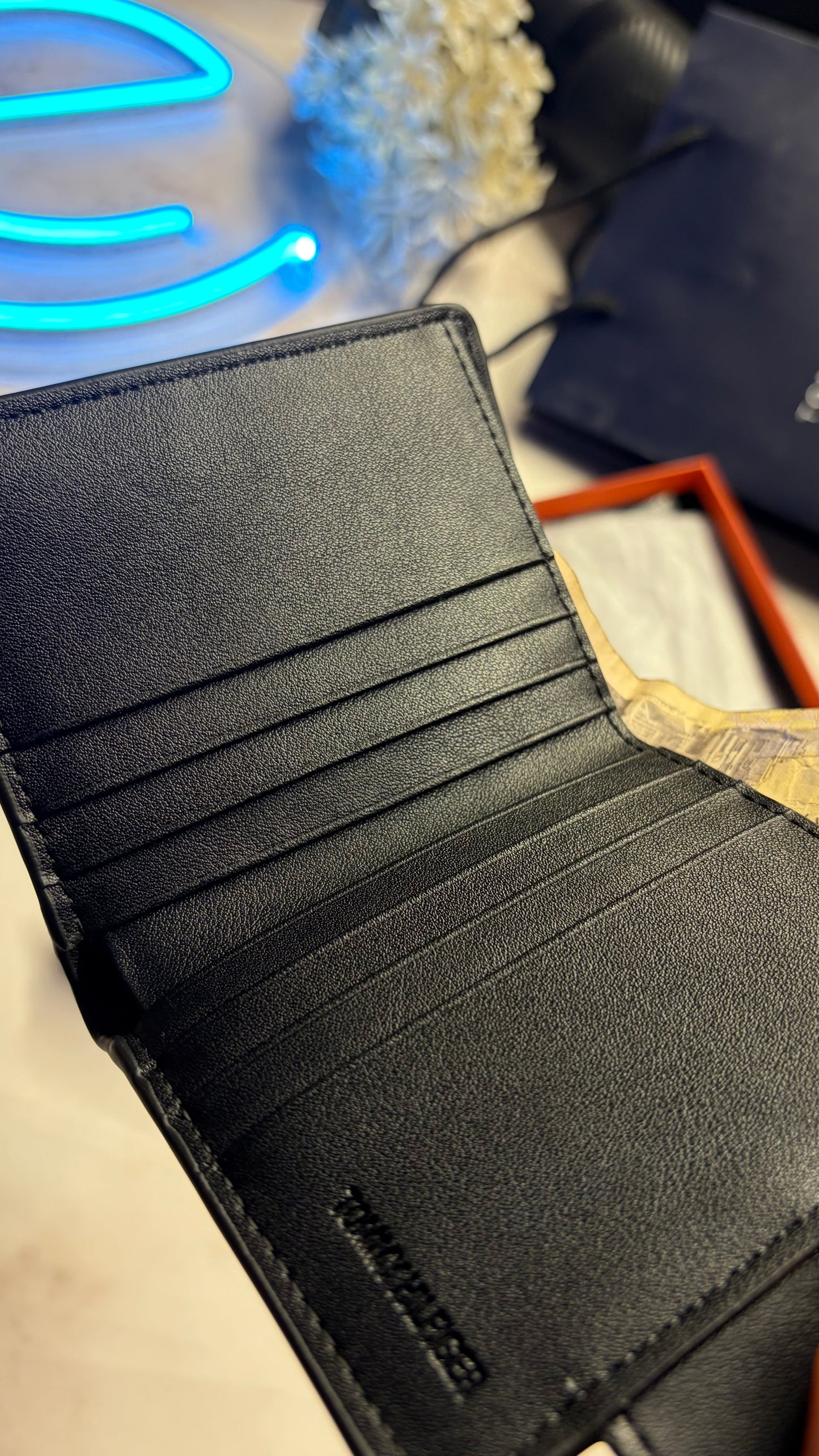 Tommy Hilfiger Bifold Cardholder - Magnetic Closure