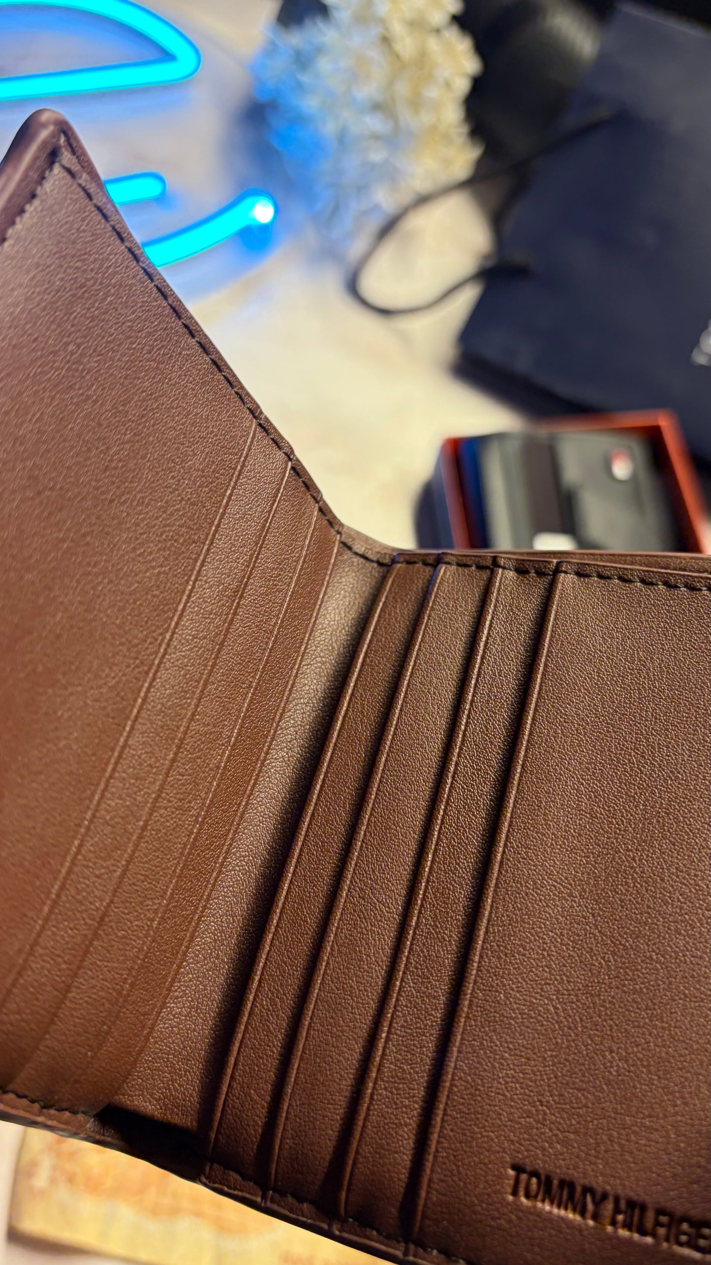 Tommy Hilfiger Men’s Bifold Cardholder - Magnetic Closure - Brown