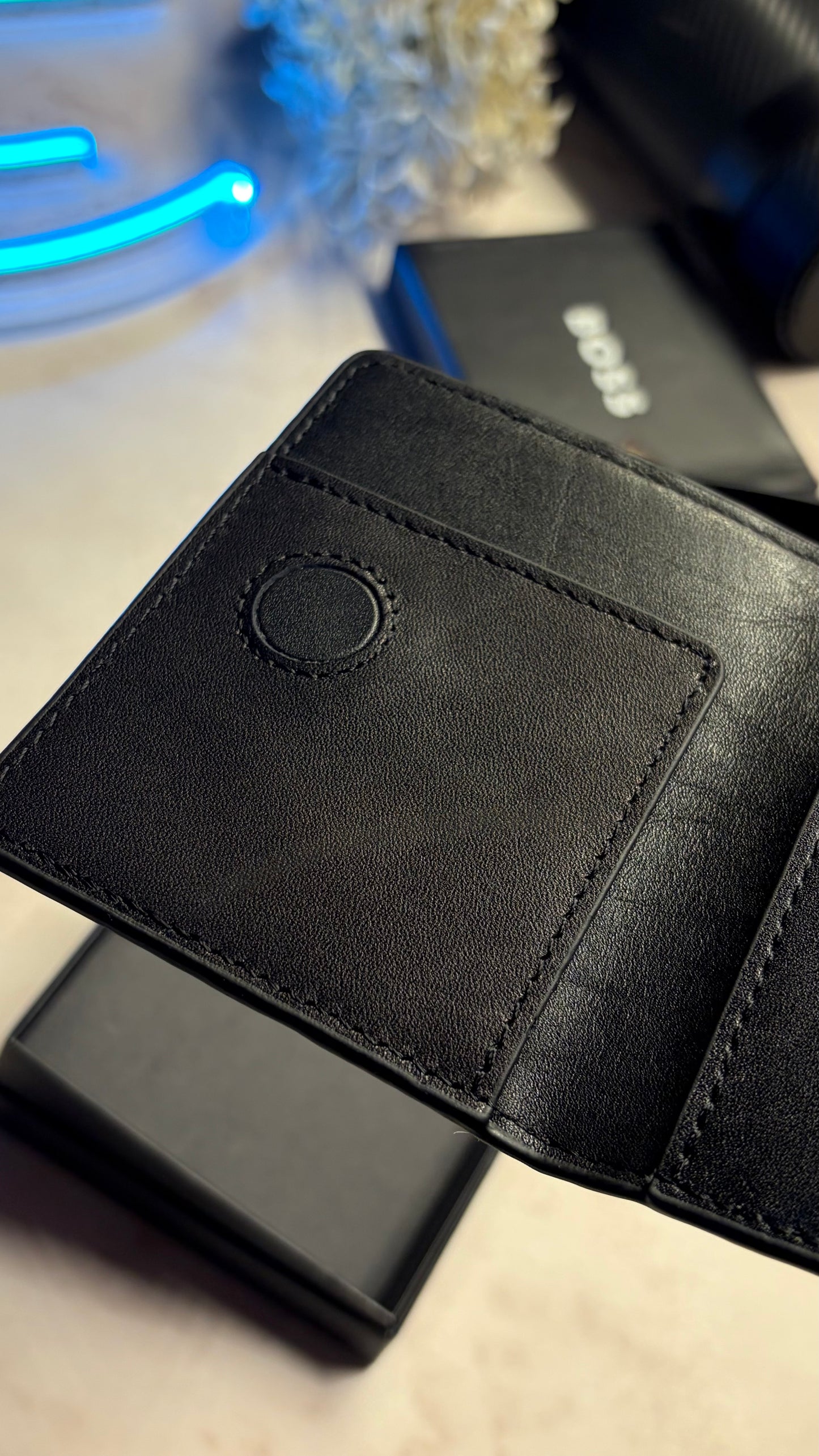 Boss Men’s Bifold Cardholder With Box - Magnetic Closure