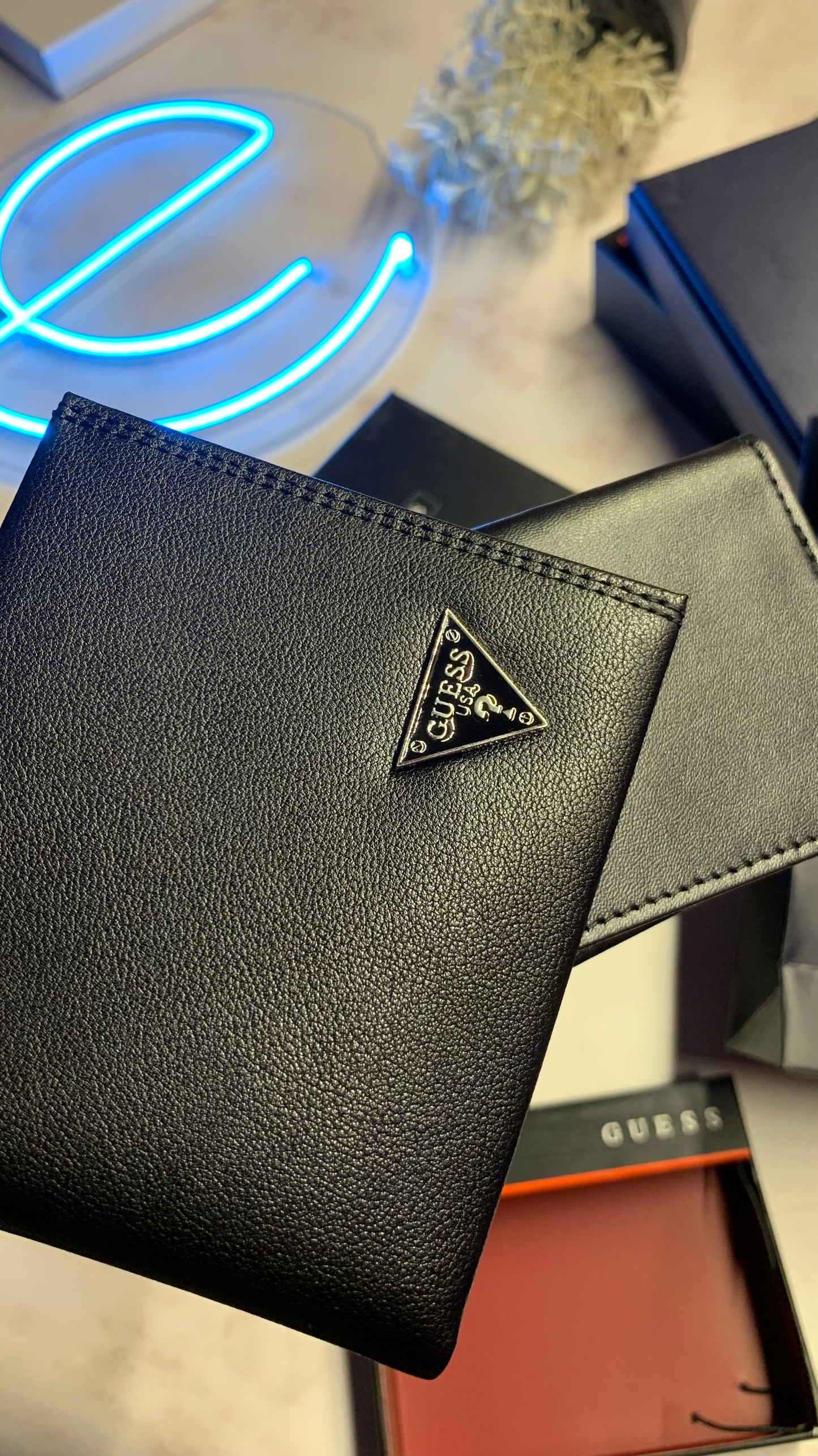 Guess Basic Wallet - Triangle Logo