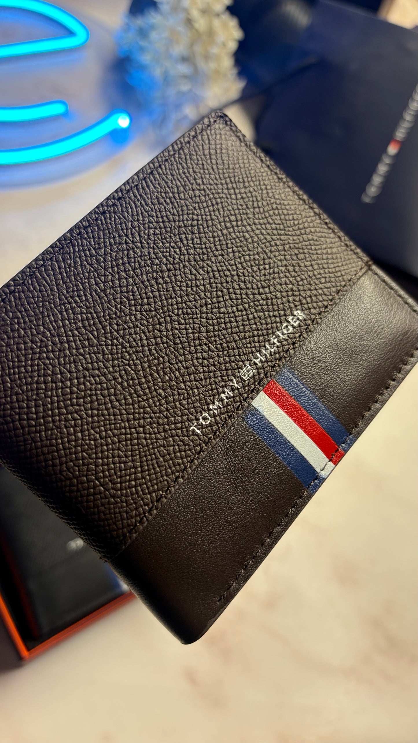 Tommy Hilfiger Men’s Wallet - Magnetic Closure | RFID Protection - Brown